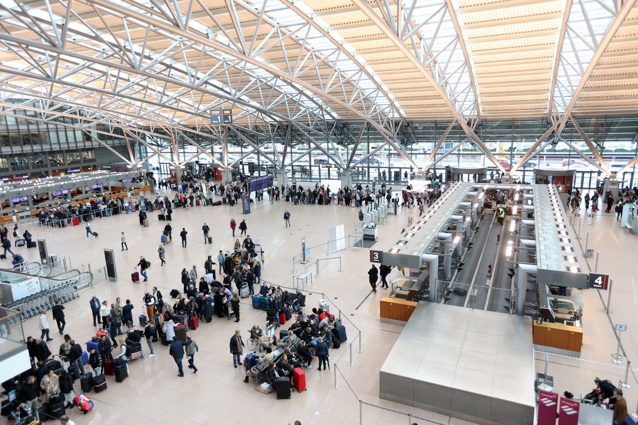 Passagiere Halten Sich Am Terminal 1 Des Hamburger Flughafens Auf.