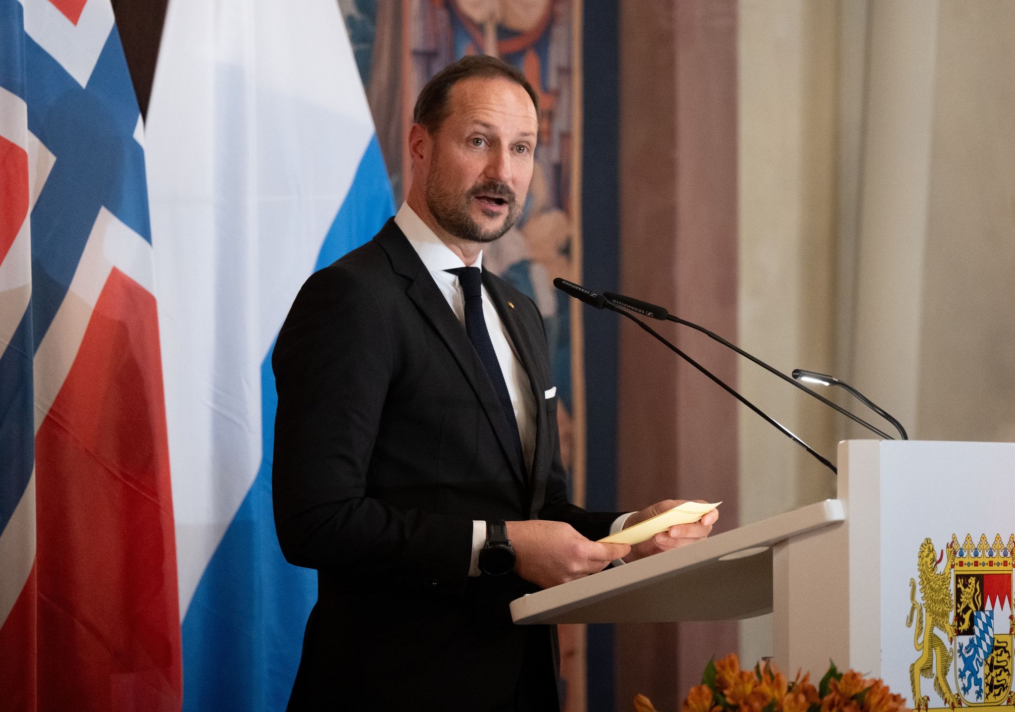 Kronprinz Haakon Spricht In Der Münchner Residenz Beim Empfang Der Bayerischen Staatsregierung.