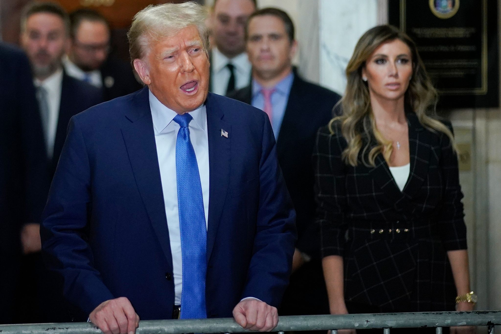 Ex US-Präsident Donald Trump Spricht Außerhalb Des Gerichtssaals.