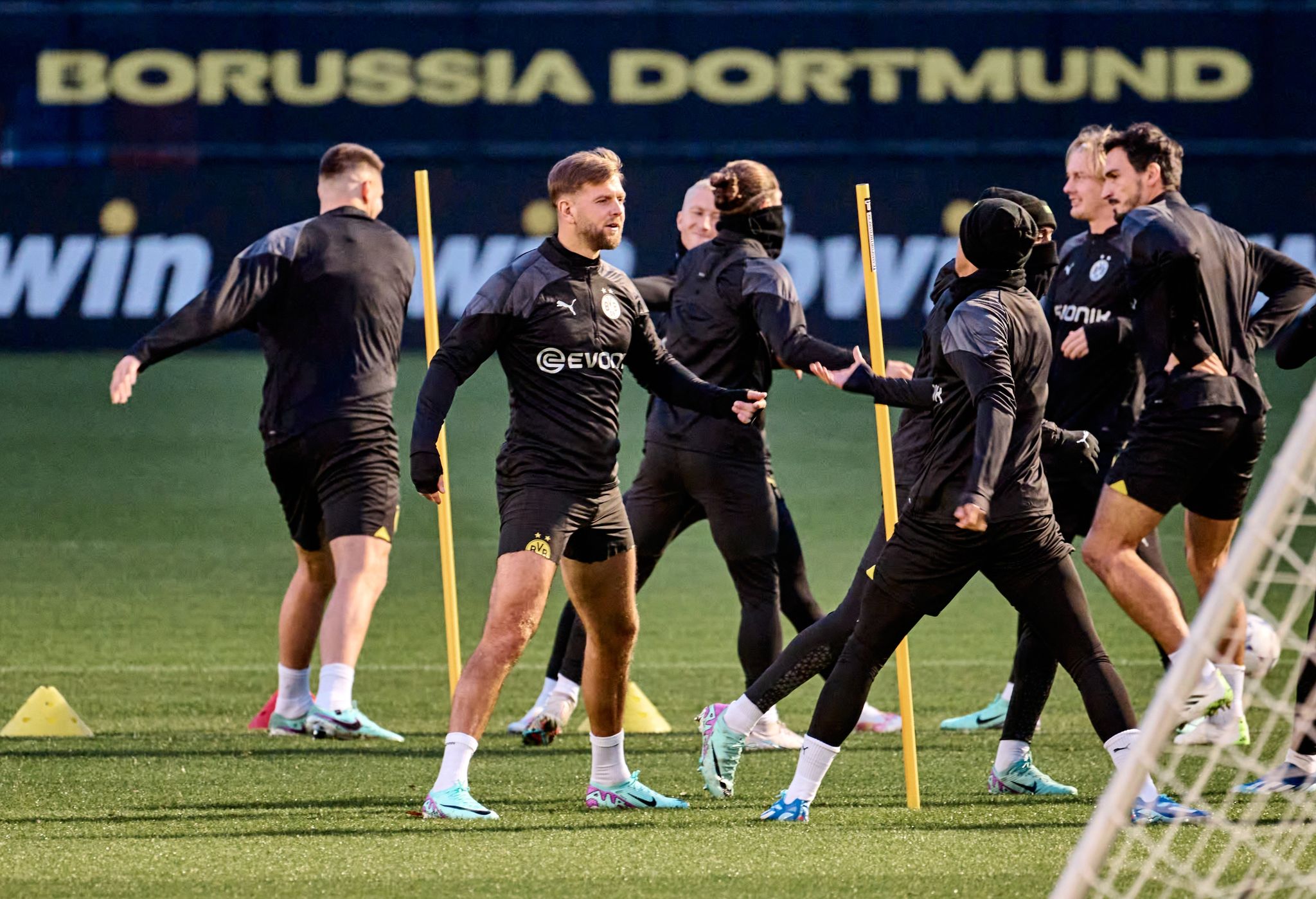 Beim Training Breiten Sich Die Spieler Von Borussia Dortmund Auf Die Partie Gegen Newcastle United Vor.