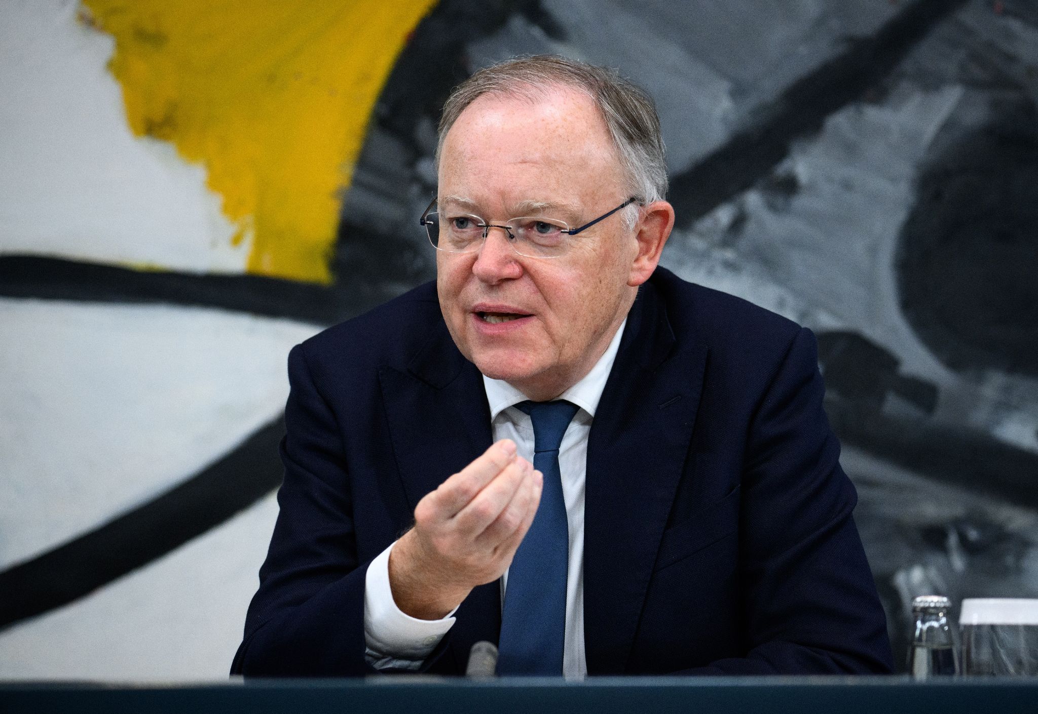 Niedersachsens Ministerpräsident Stephan Weil Spricht Nach Dem Bund-Länder-Treffen Im Bundeskanzleramt In Berlin.