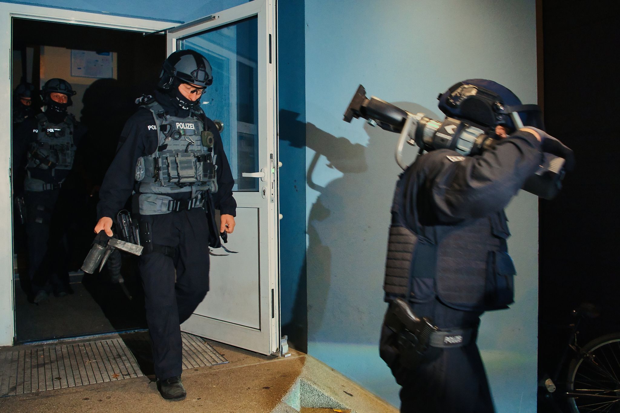 Spezialkräfte Verlassen Bei Einer Großangelegten Razzia Der Bundespolizei Und Landespolizei Brandenburg Ein Haus In Weißensee.