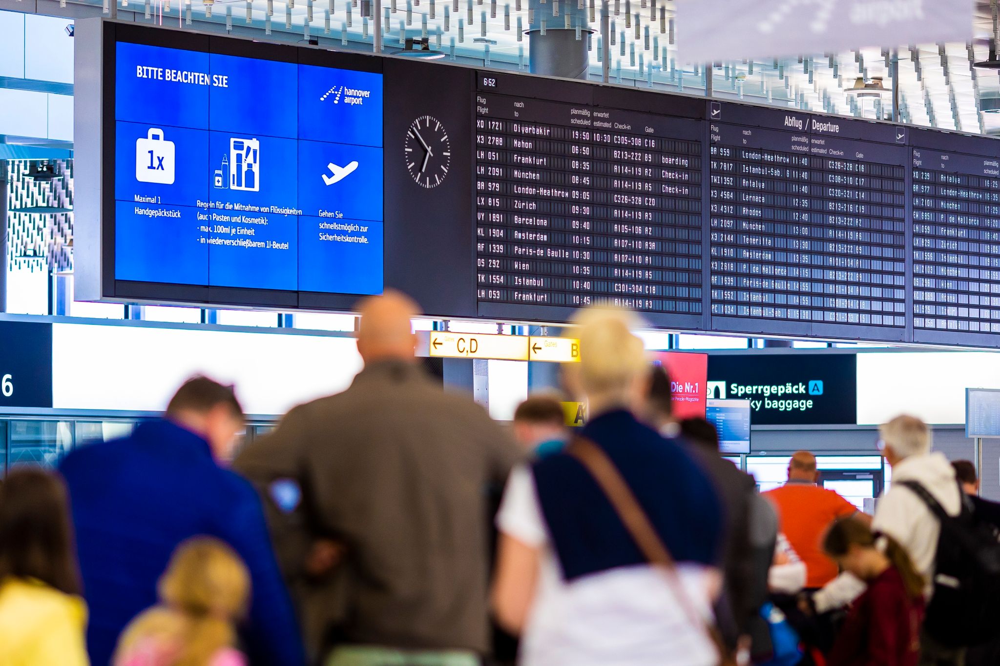 Fluggäste Warten Im Flughafen Hannover-Langenhagen.