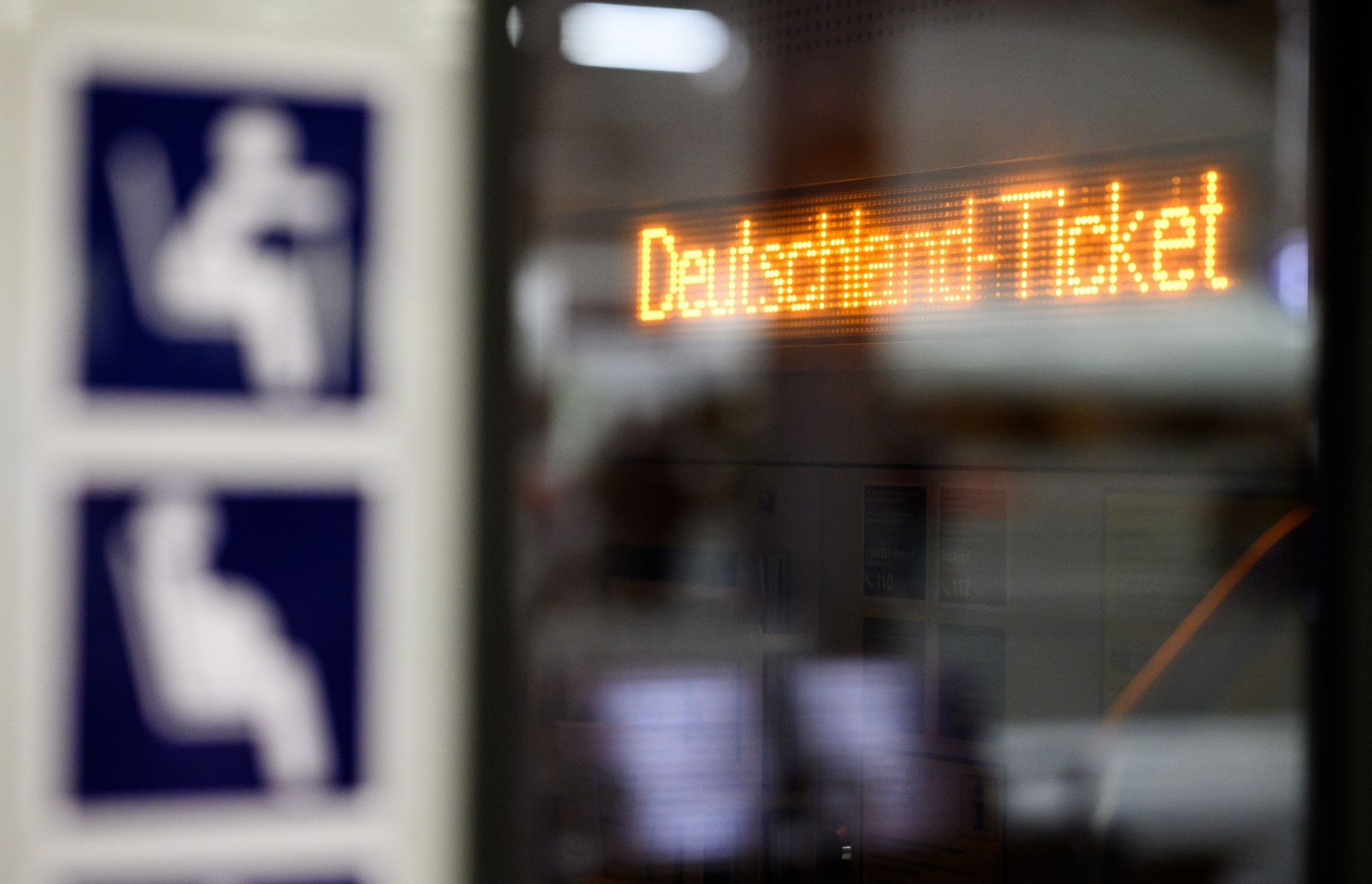 «Deutschland-Ticket» Steht In Einem Zug Auf Dem Display.