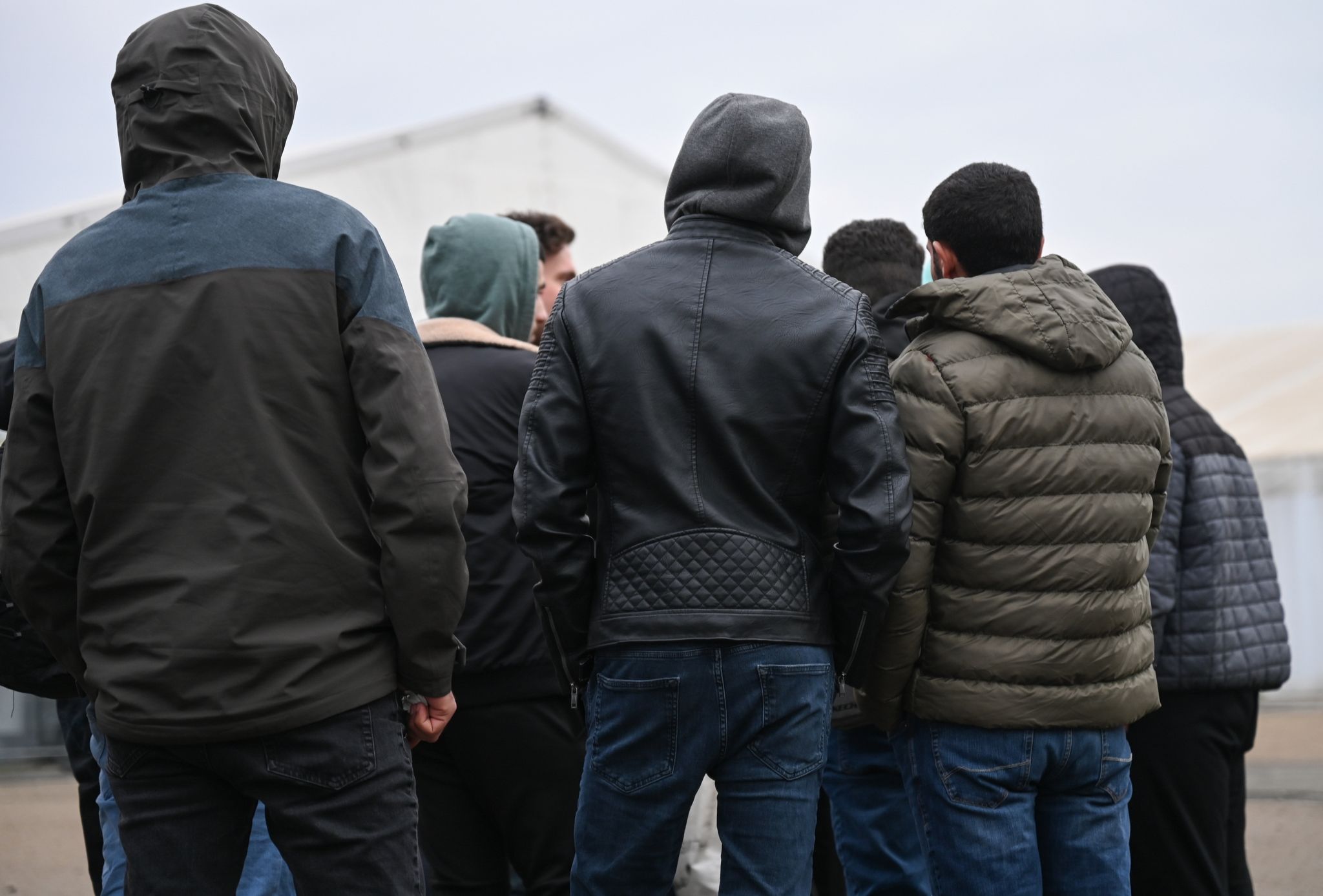 Kriegsflüchtlinge Stehen Auf Dem Gelände Einer Flüchtlingsunterkunft Zusammen.