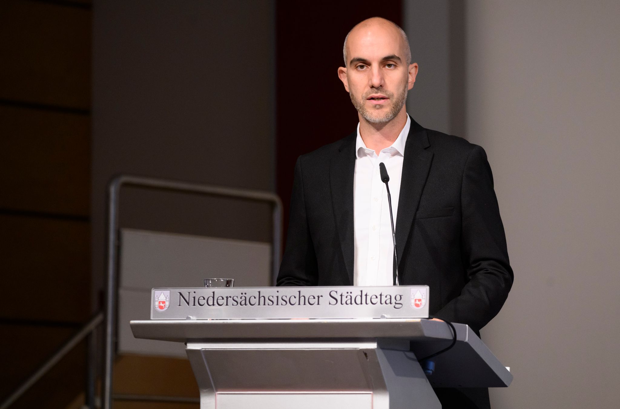 Hannovers Oberbürgermeister Belit Onay Spricht Beim Niedersächsischen Städtetag.