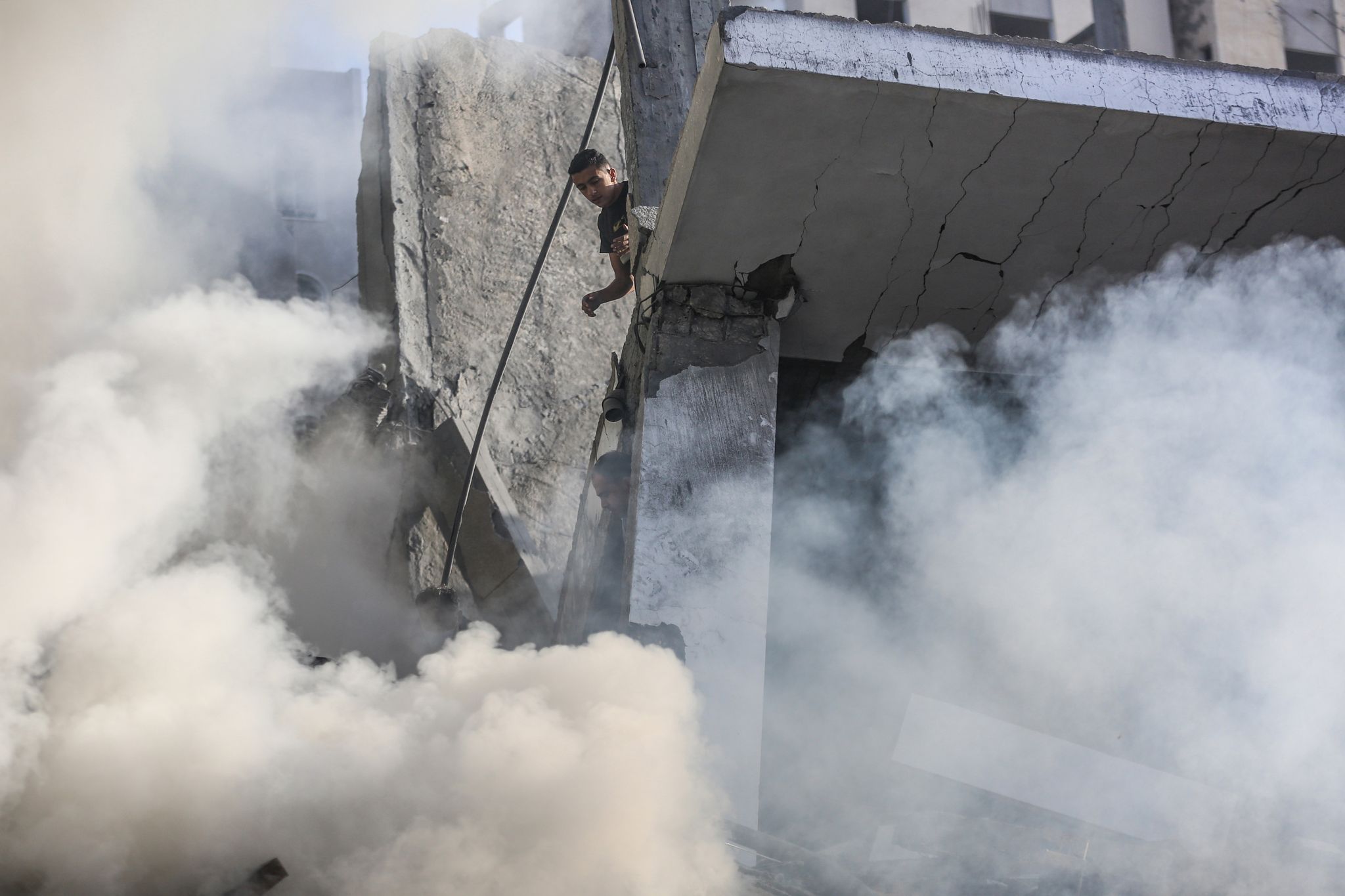 Ein Palästinensischer Junge Blickt In Chan Junis Im Gazastreifen Nach Einem Israelischen Luftangriff Auf Ein Zerstörtes Gebäude.