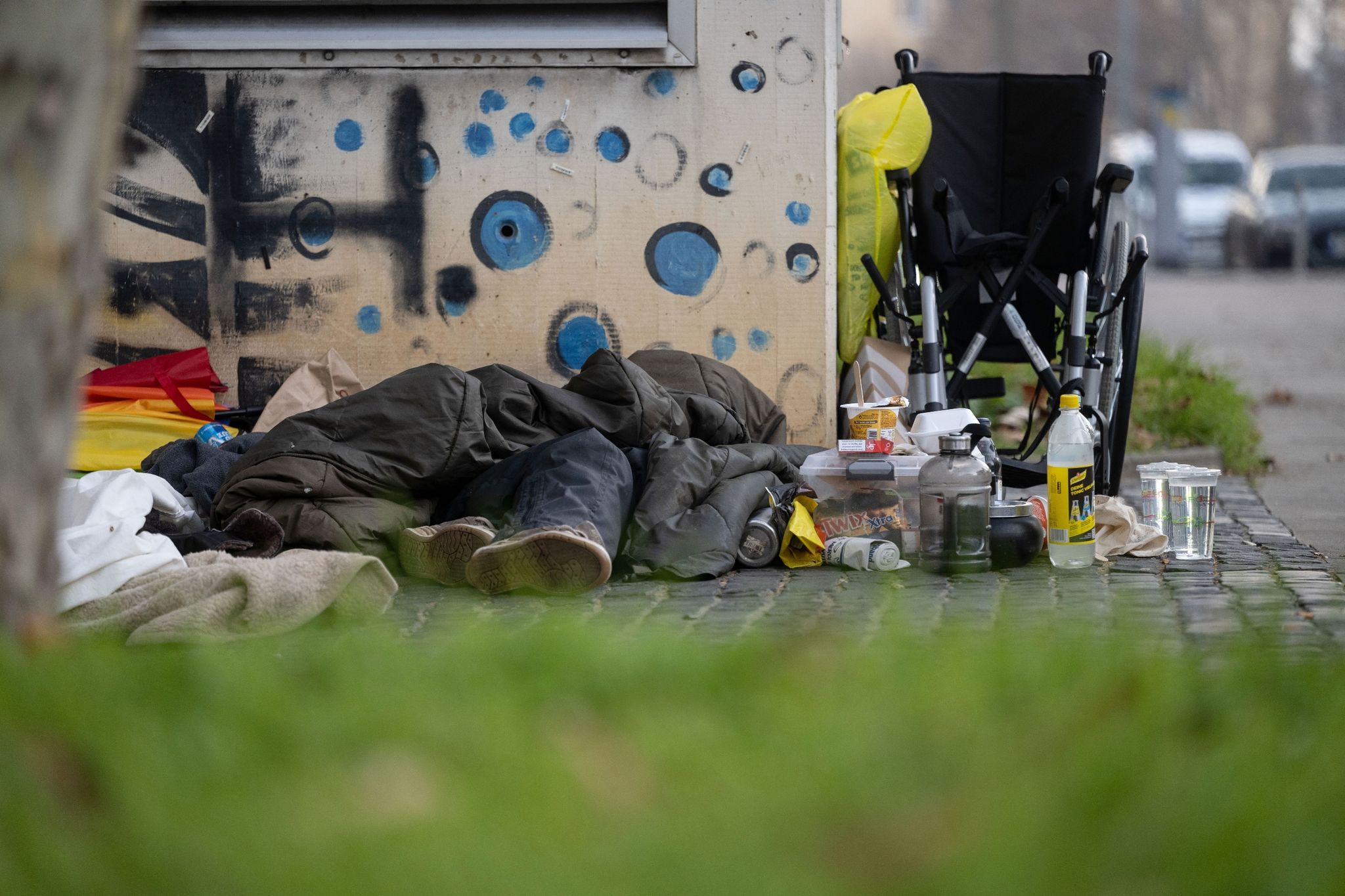 Eine Person Liegt In Der Innenstadt Unter Einem Schlafsack. Die Zahl Der Wohnungslosen In Deutschland Ist Neuen Berechnungen Zufolge Im Vergangenen Jahr Deutlich Gestiegen.