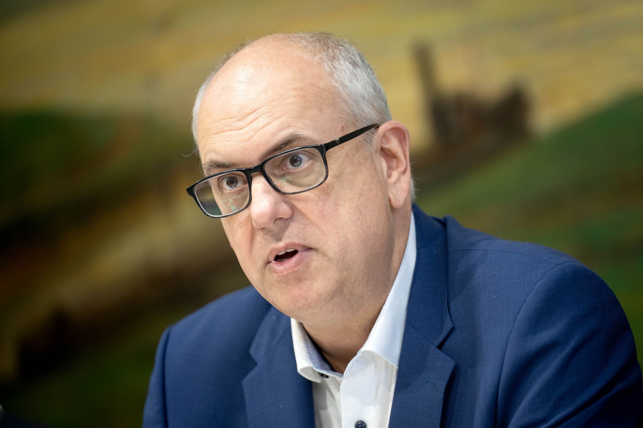 Bremens Regierungschef Andreas Bovenschulte Sitzt Bei Einer Pressekonferenz.