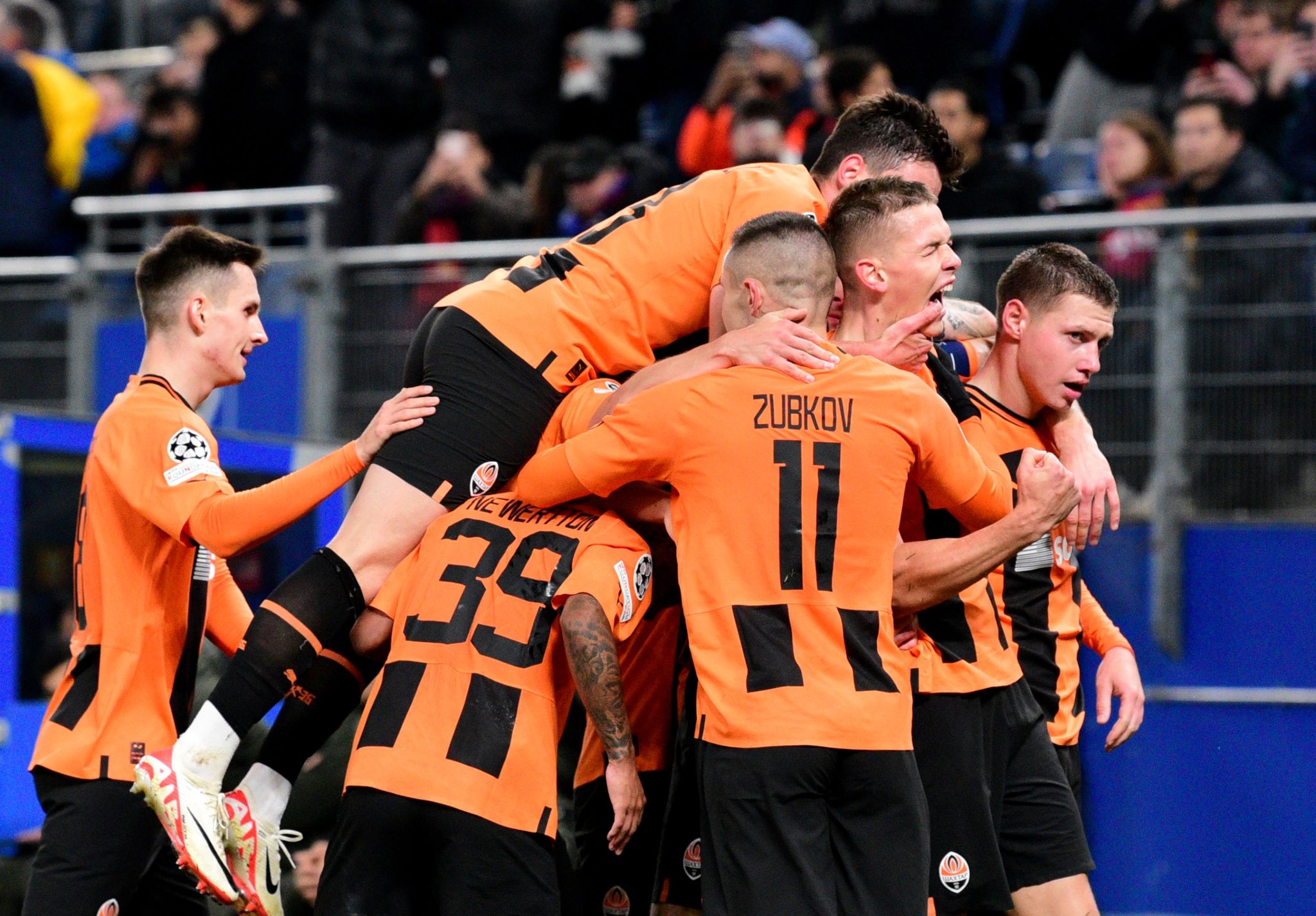 Überraschend Setzte Sich Donezk Im Hamburger Volksparkstadion Gegen Den FC Barcelona Durch.