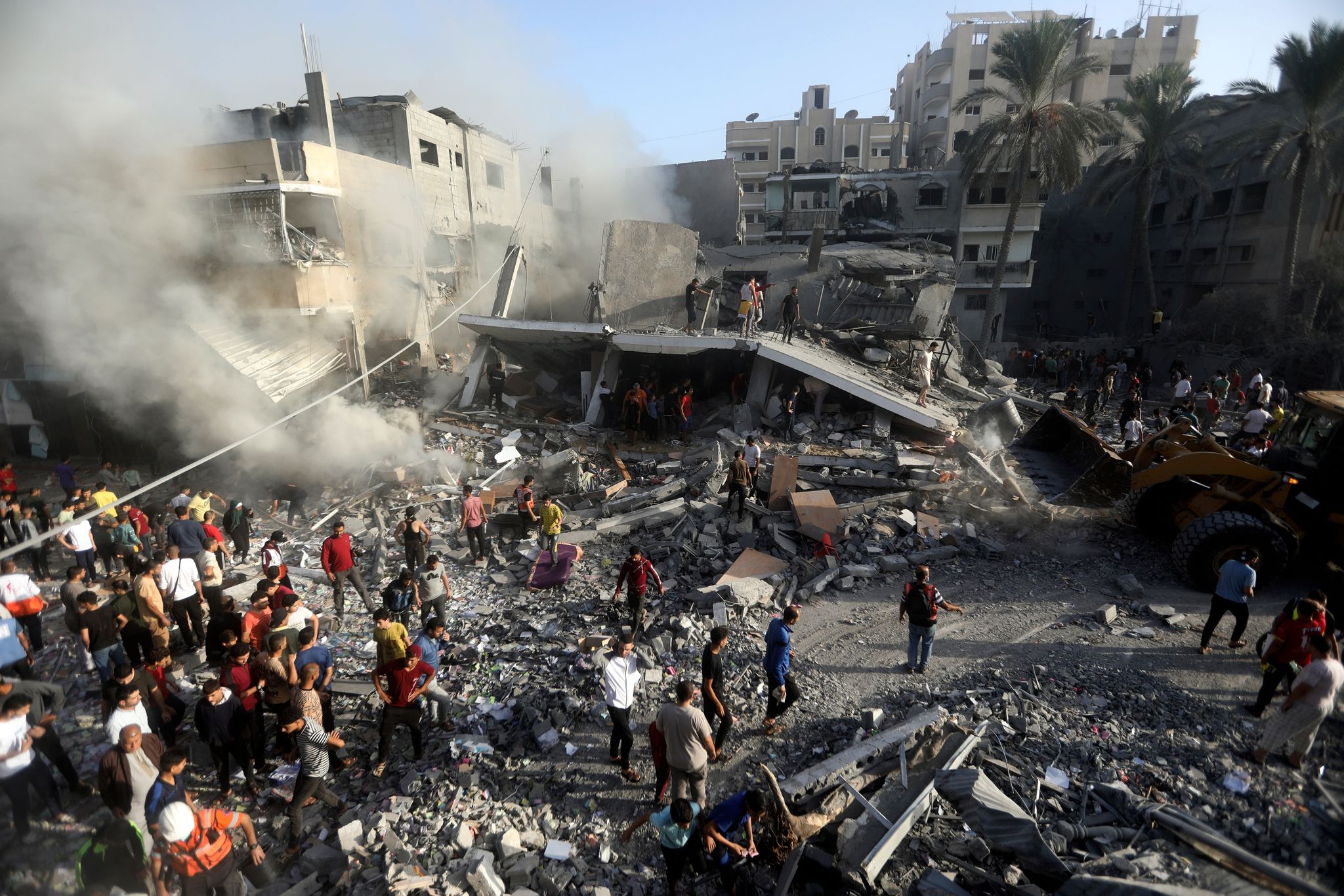 Palästinenser Suchen Nach Überlebenden Nach Einem Israelischen Luftangriff Im Südlichen Gazastreifen.