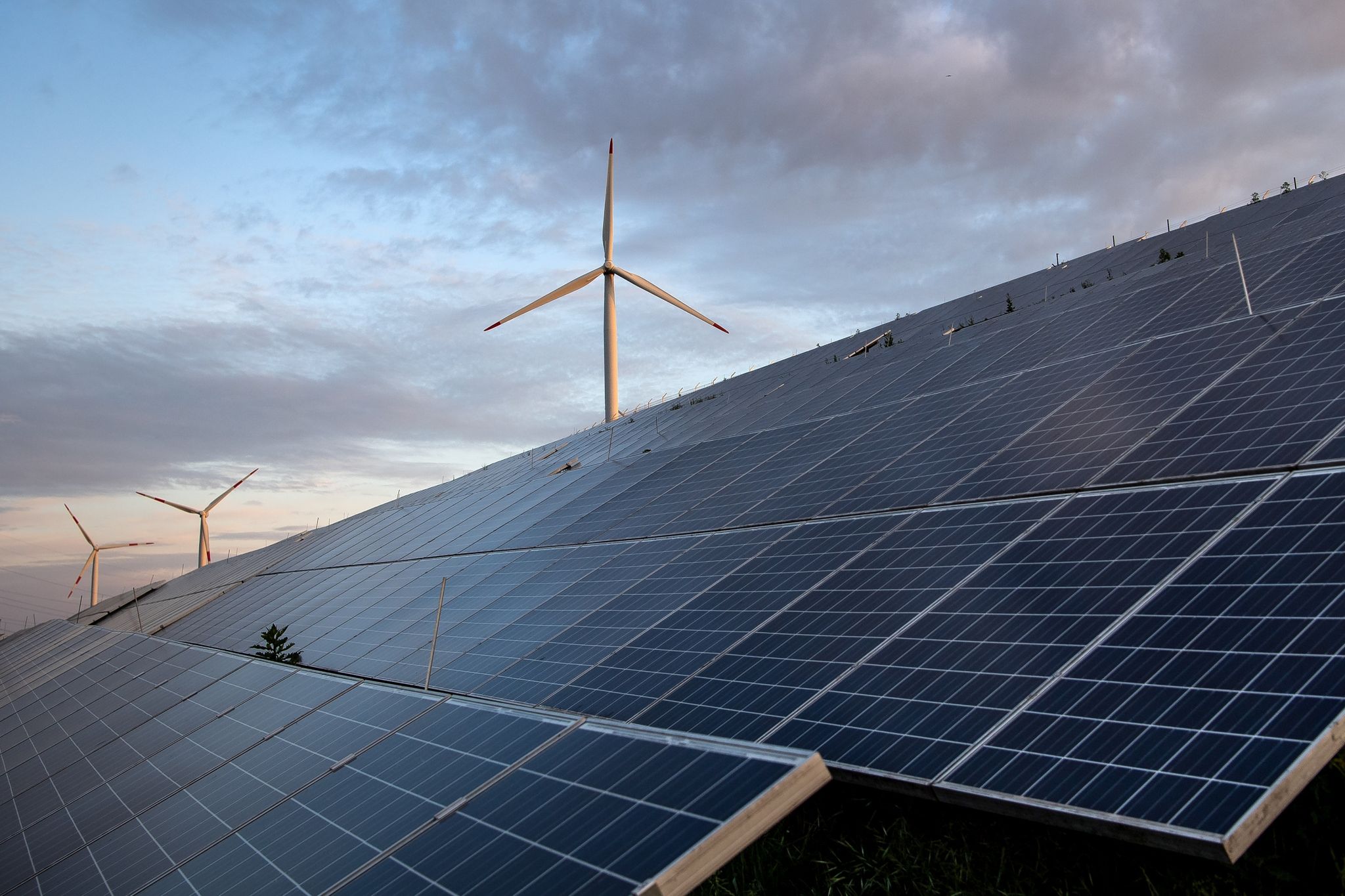 Windkraftanlagen Stehen Hinter Photovoltaikanlagen Auf Der Blocklanddeponie.