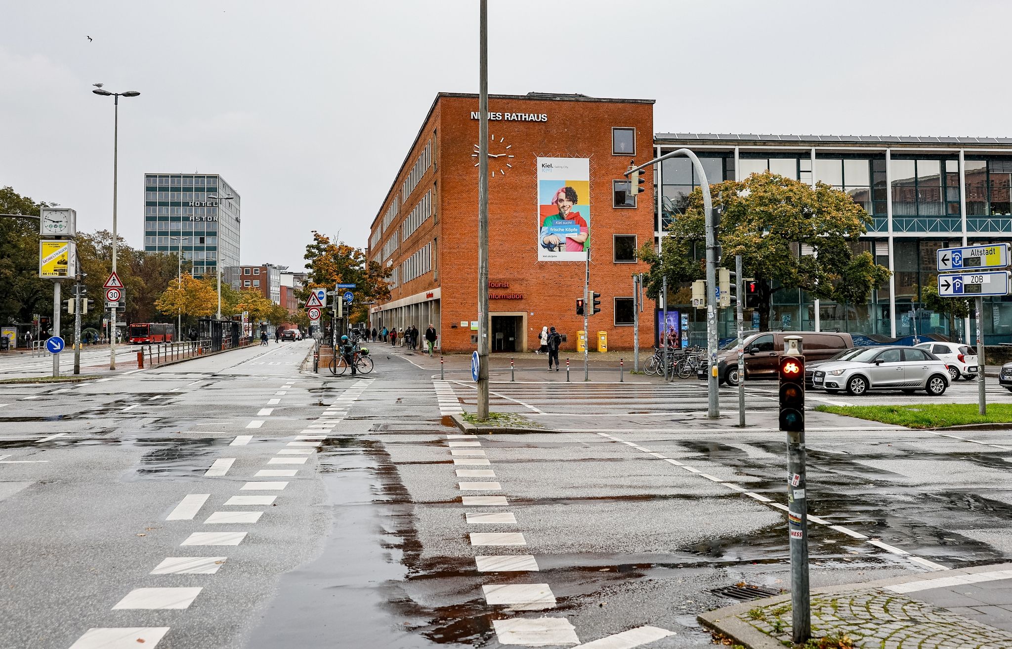 Regenpfützen Sammeln Sich Auf Der Kreuzung Vor Dem Neuen Kieler Rathaus Auf Der Sich Ein Schwerer Unfall Ereignet Hat.