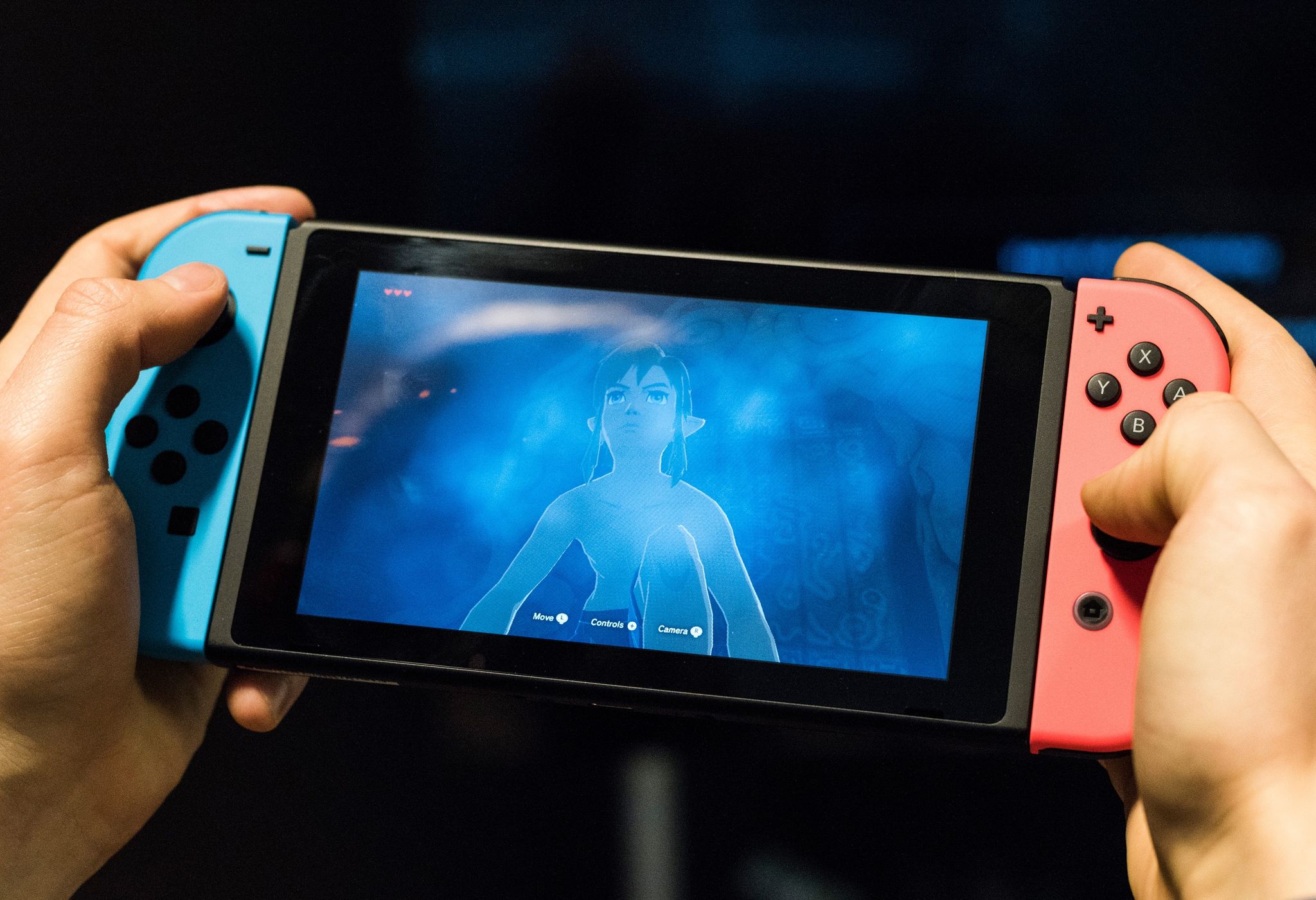 Ein Mann Spielt Auf Der Nintendo Switch Konsole «The Legend Of Zelda».