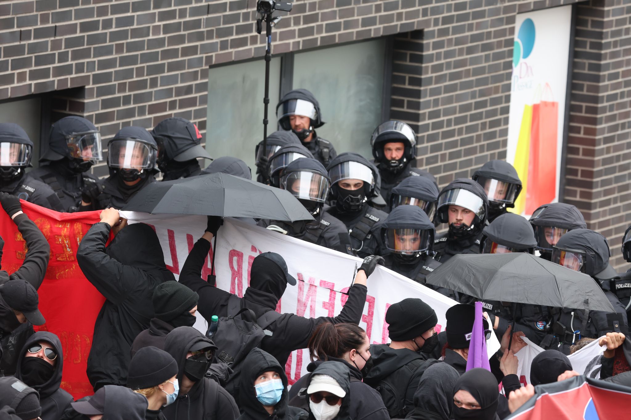 Polizisten Stehen Am 1. Mai 2023 In Gera Demonstrationsteilnehmern Aus Der Linken Szene Gegenüber.