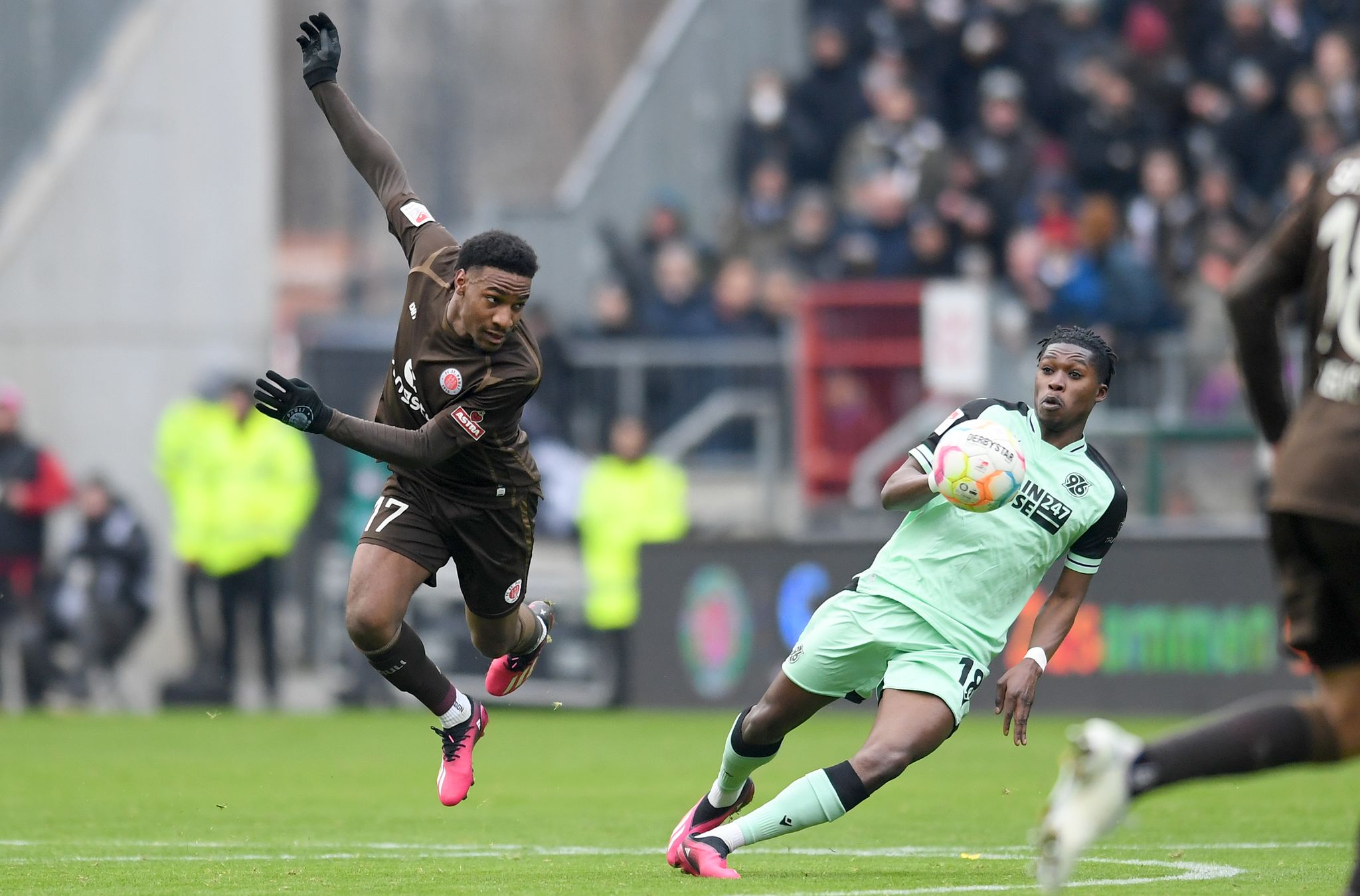 St. Paulis Oladapo Afolayan (l) Und Hannovers Derrick Köhn Kämpfen Um Den Ball.