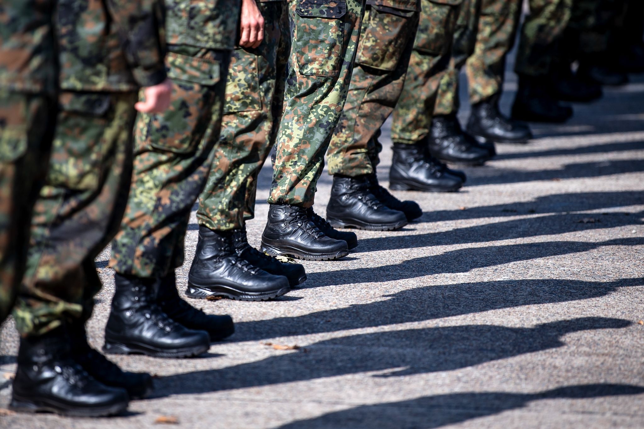 Bundeswehrsoldaten Stehen Auf Einem Platz.