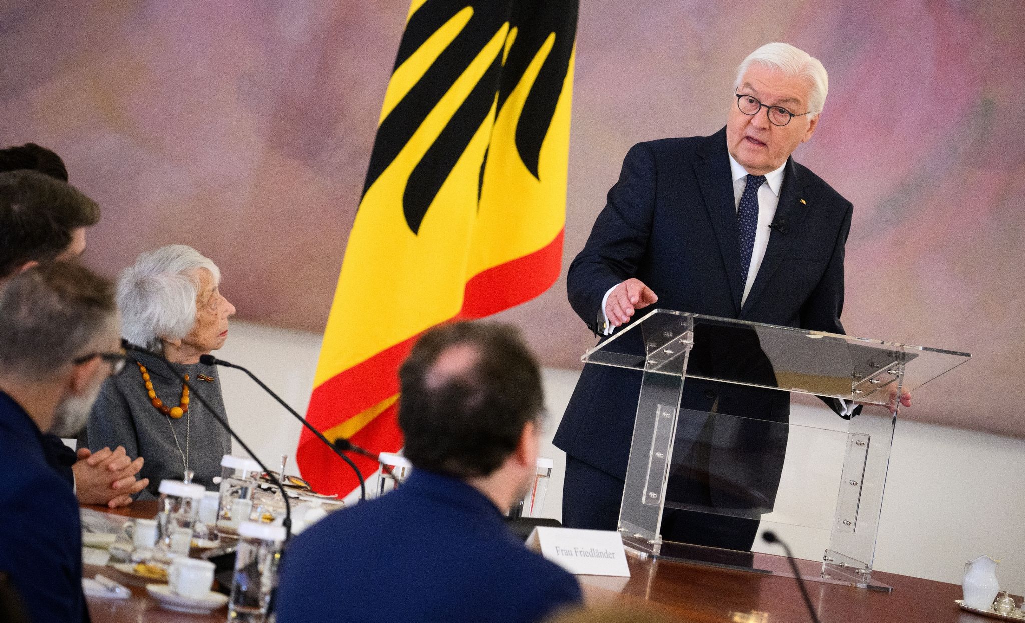 Bundespräsident Frank-Walter Steinmeier Hatte Juden Und Muslime, Israelis Und Palästinenser Ins Schloss Bellevue Eingeladen.