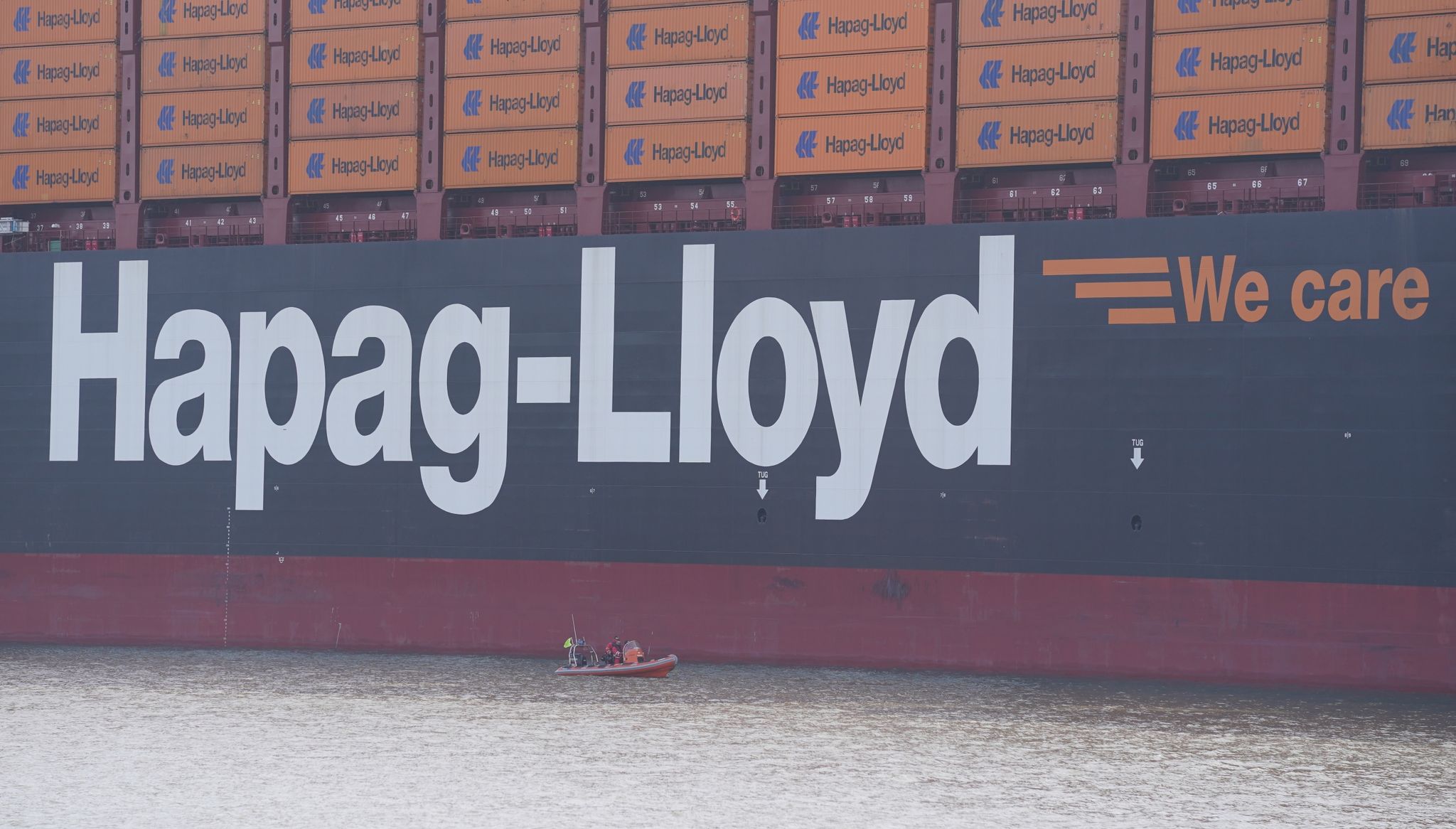 Ein Hapag-Lloyd-Containerschiff «Berlin Express» Liegt Am Burchardkai Im Hamburger Hafen.