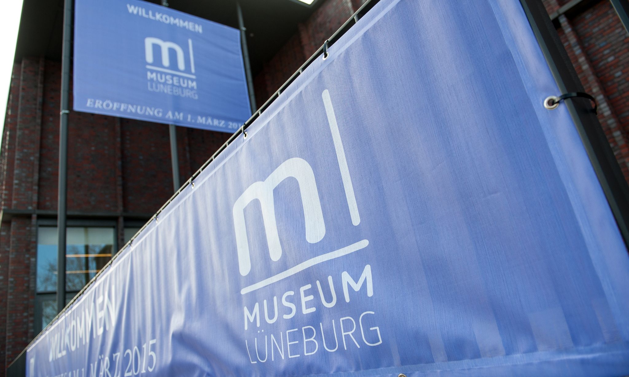 Ein Banner Hängt Am Eingang Des Museum Lüneburg (Niedersachsen).