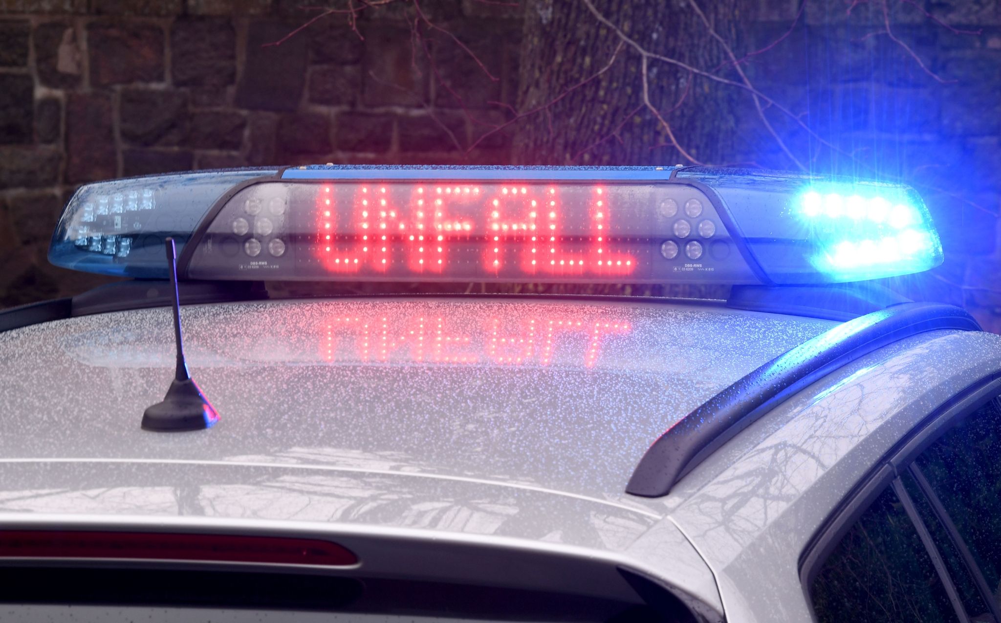 Die Leuchtschrift «Unfall» Auf Dem Dach Eines Polizeiwagens.