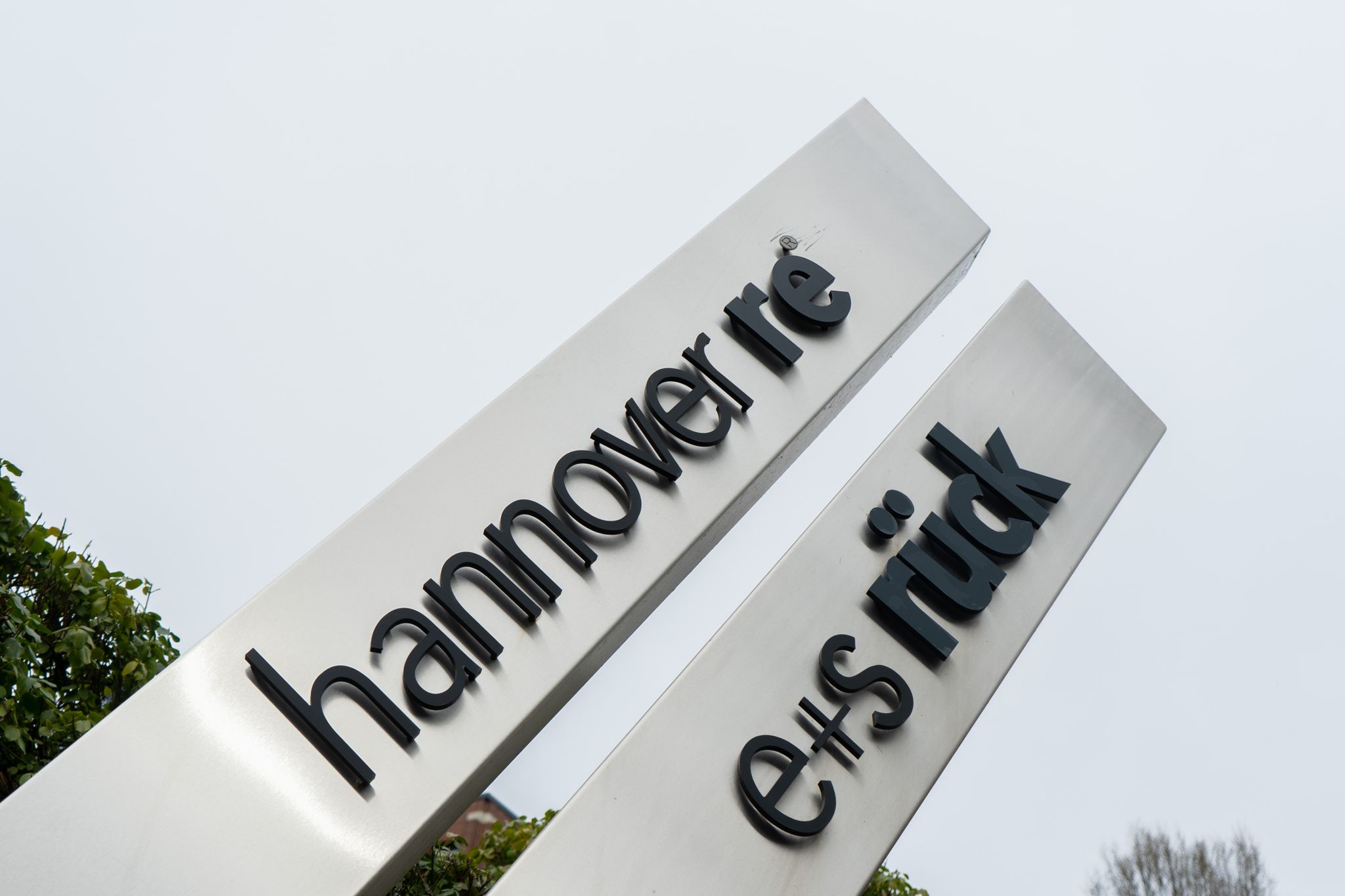 Ein Schild Der Hannover Rück Steht Vor Dem Hauptsitz Der Versicherung.