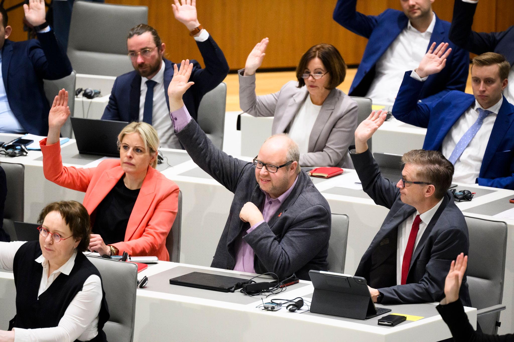 Jörn Domeier (2.v.r,) Und Weitere SPD-Mitglieder Stimmen Im Landtag Für Die Aufhebung Der Immunität Des SPD-Abgeordneten.