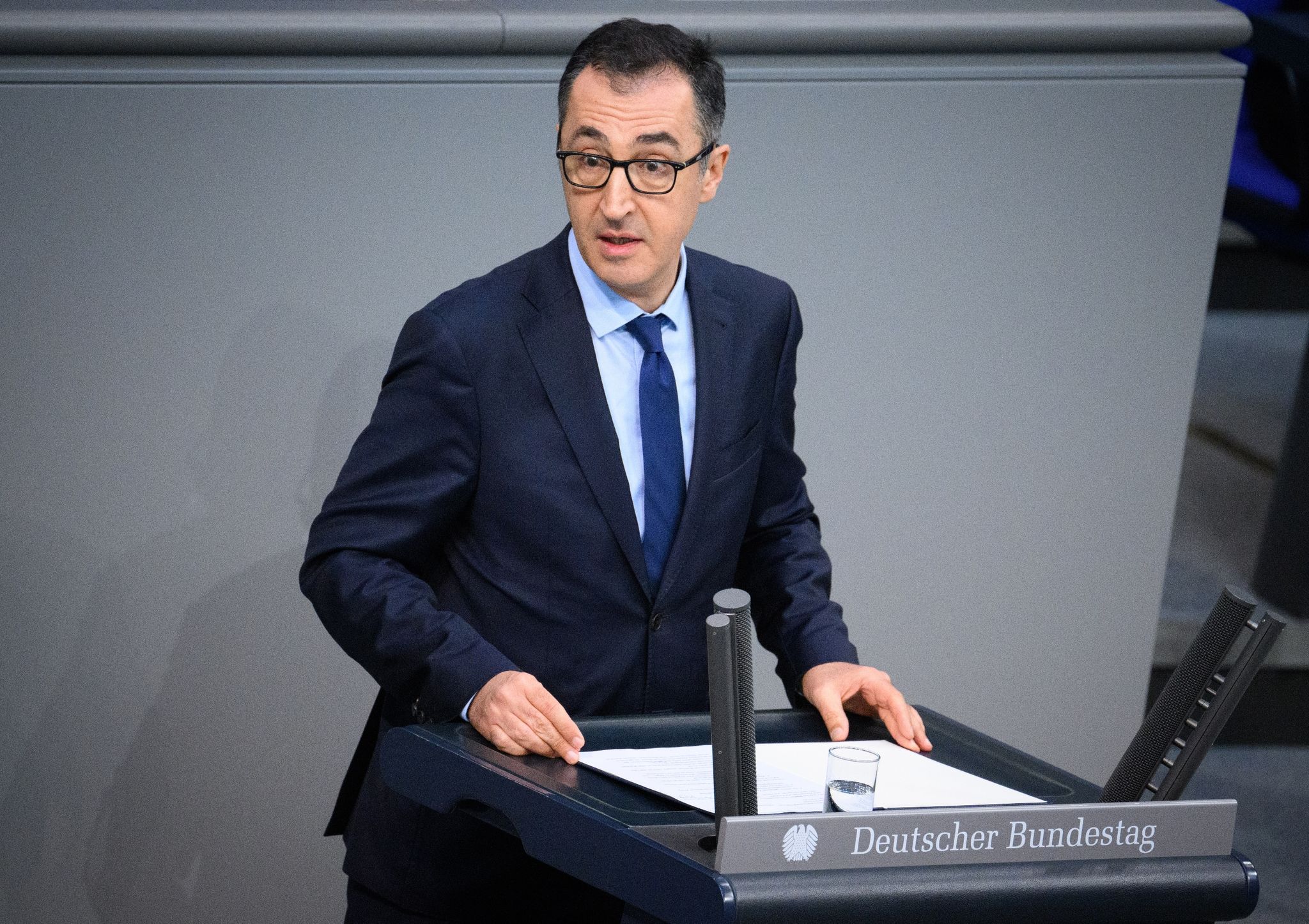 «Es Ist Vornehmste Republikanische Pflicht Eines Jeden Bürgers Dieses Landes, Von Uns Allen, Sich Dem Antisemitischen Hass Entgegenzustellen», Sagt Der Grünen-Politiker Cem Özdemir.