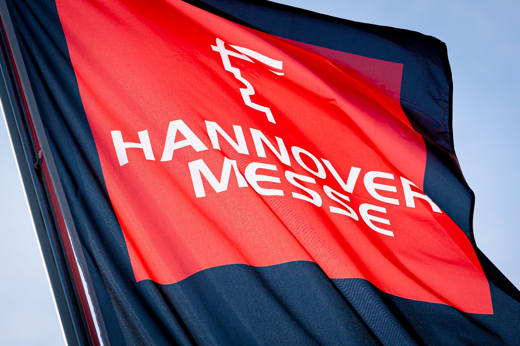 Eine Fahne Zur Hannover Messe Weht Auf Dem Messegelände.