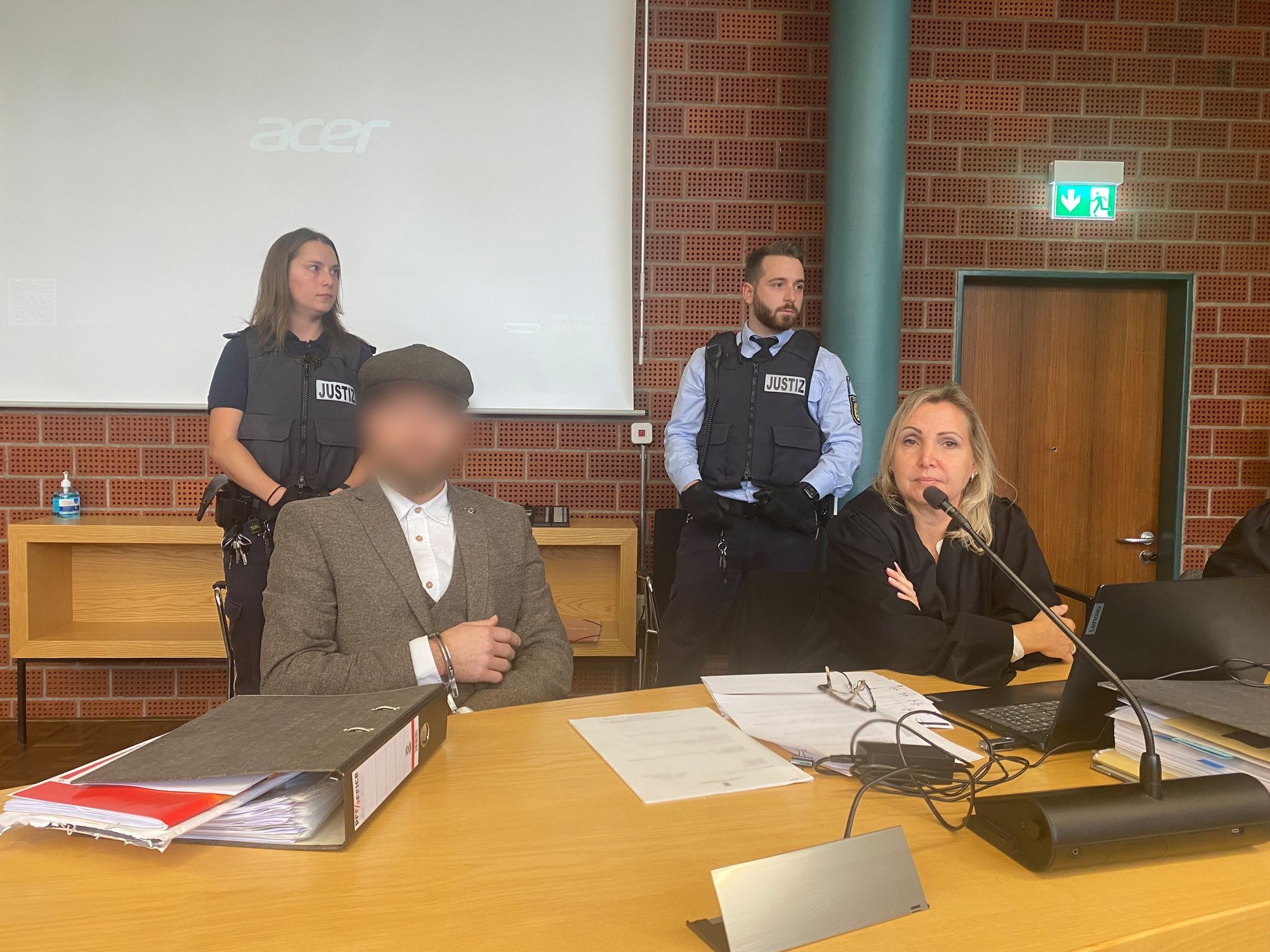 Der Angeklagte Muss Sich Wegen Körperverletzung Und Nachstellung Mit Todesfolge Vor Gericht Verantworten.