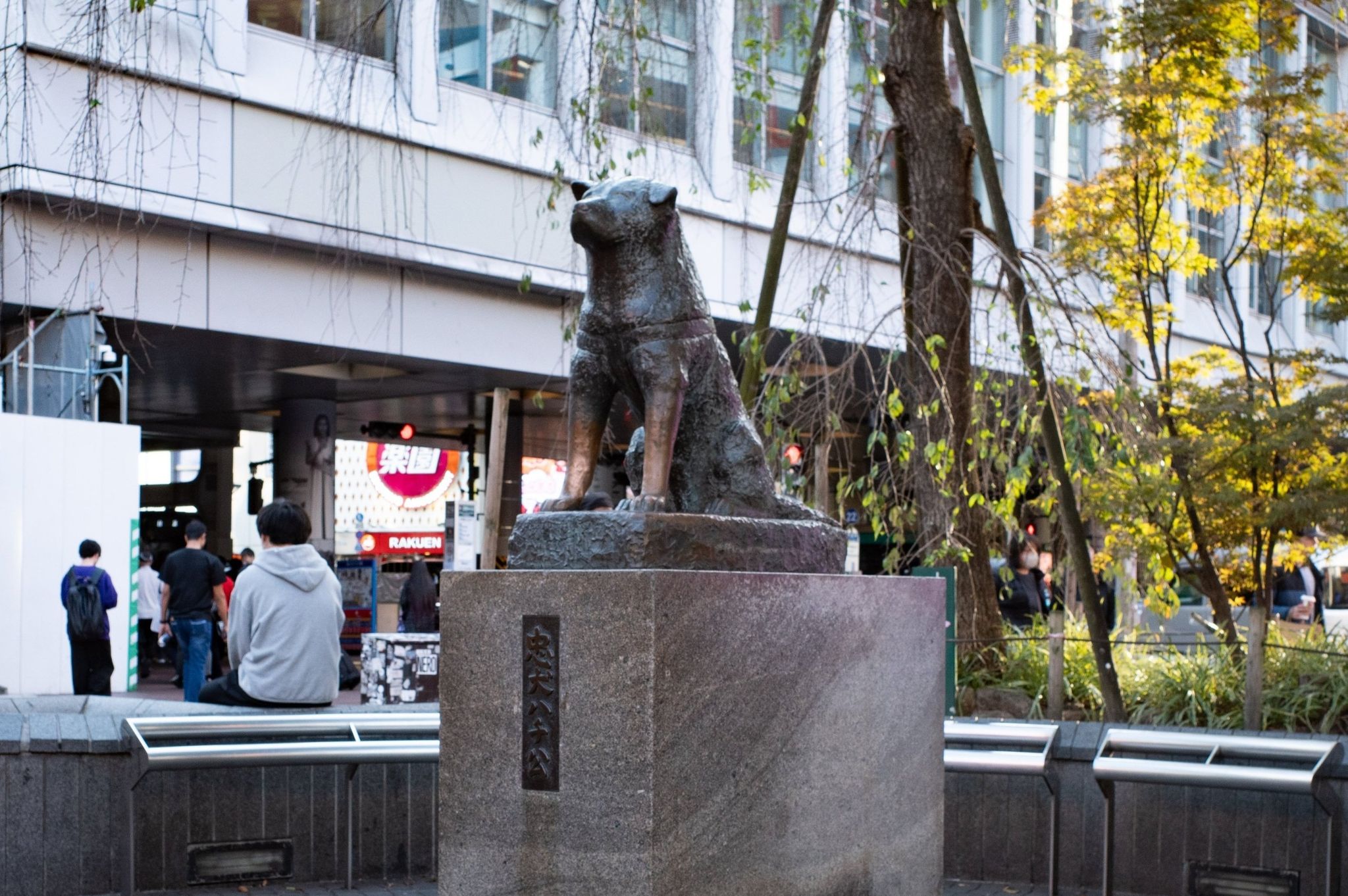 Die Hachiko-Statue Am Bahnhof Shibuya In Japans Hauptstadt Tokio.