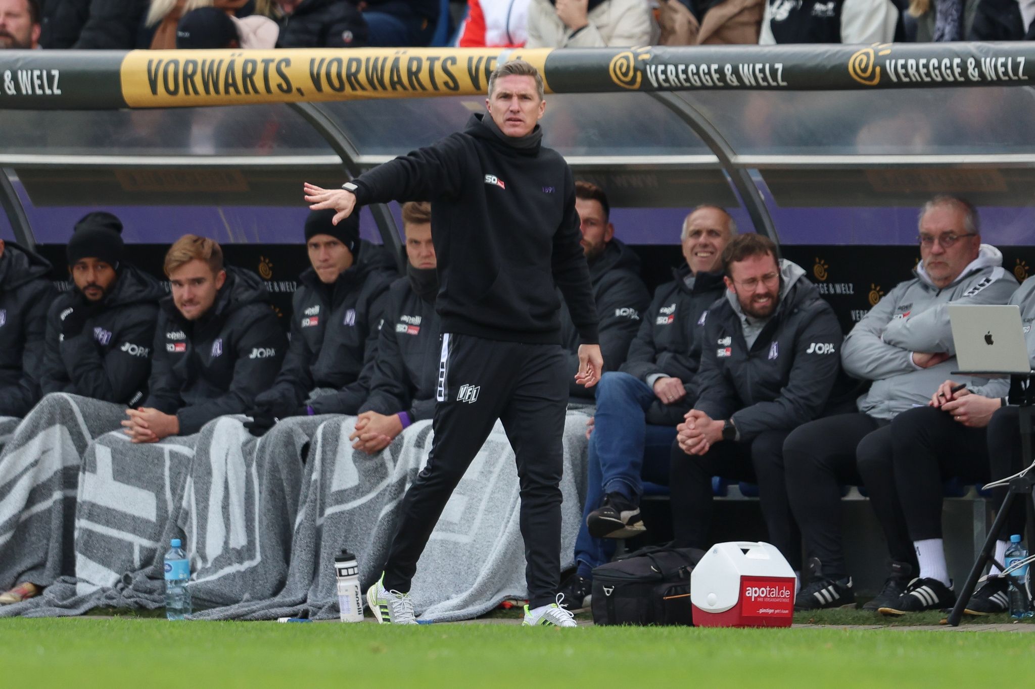Osnabrücks Trainer Tobias Schweinsteiger Steht An Der Seitenlinie.