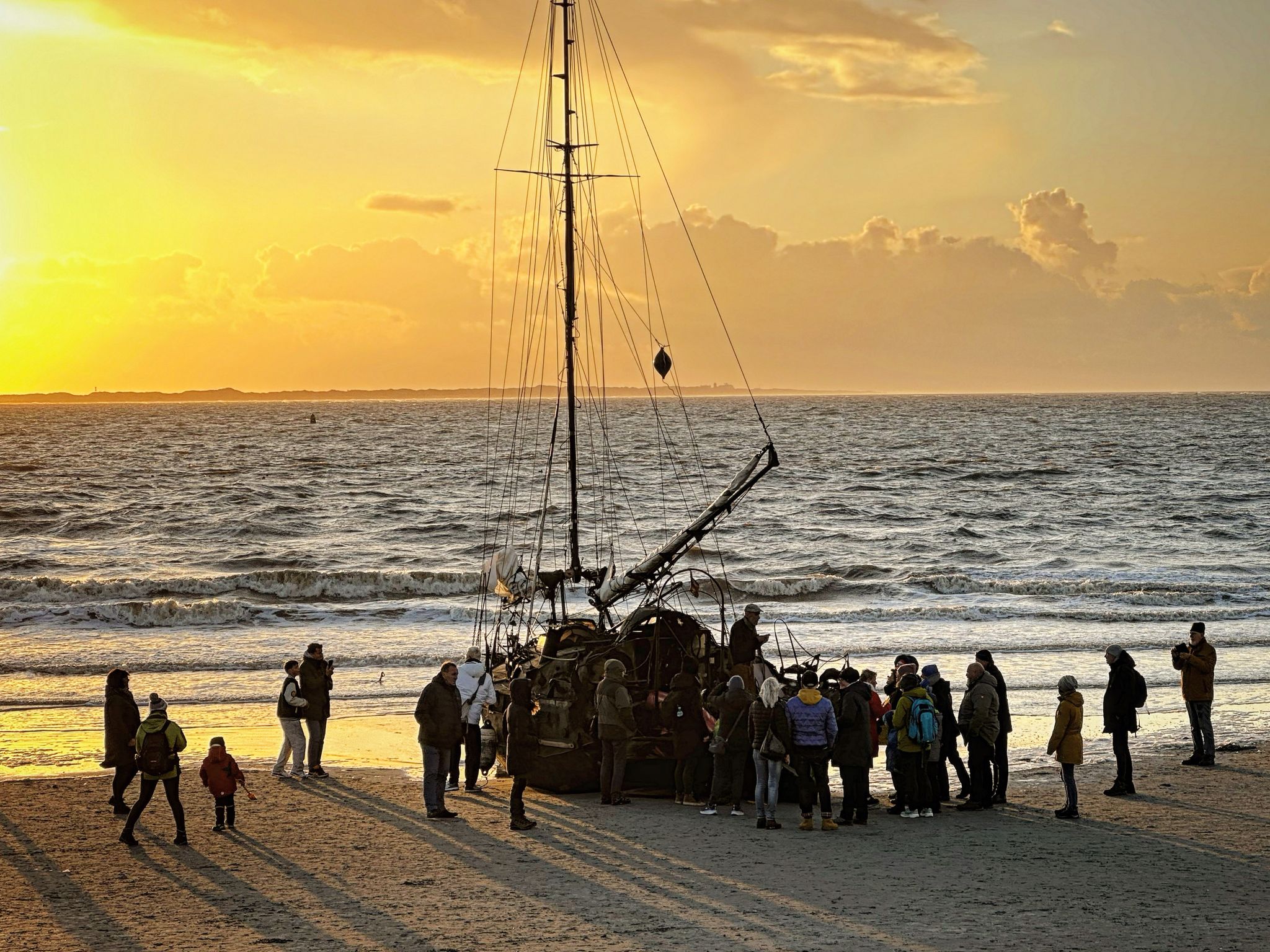 Ein Am Weststrand Der Insel Norderney Gestrandetes Segelschiff Mit Schaulustigen.