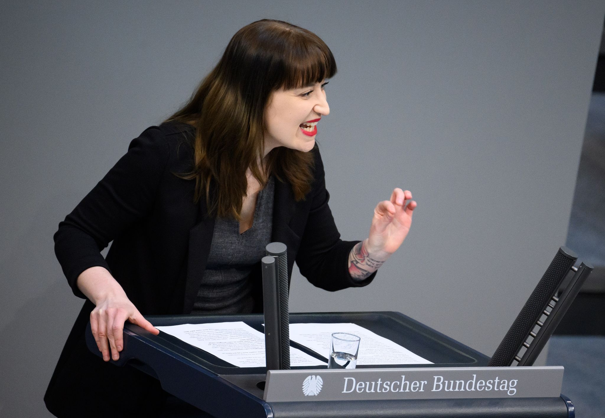Linken-Politikerin Heidi Reichinnek Während Ihrer Rede Im Deutschen Bundestag.
