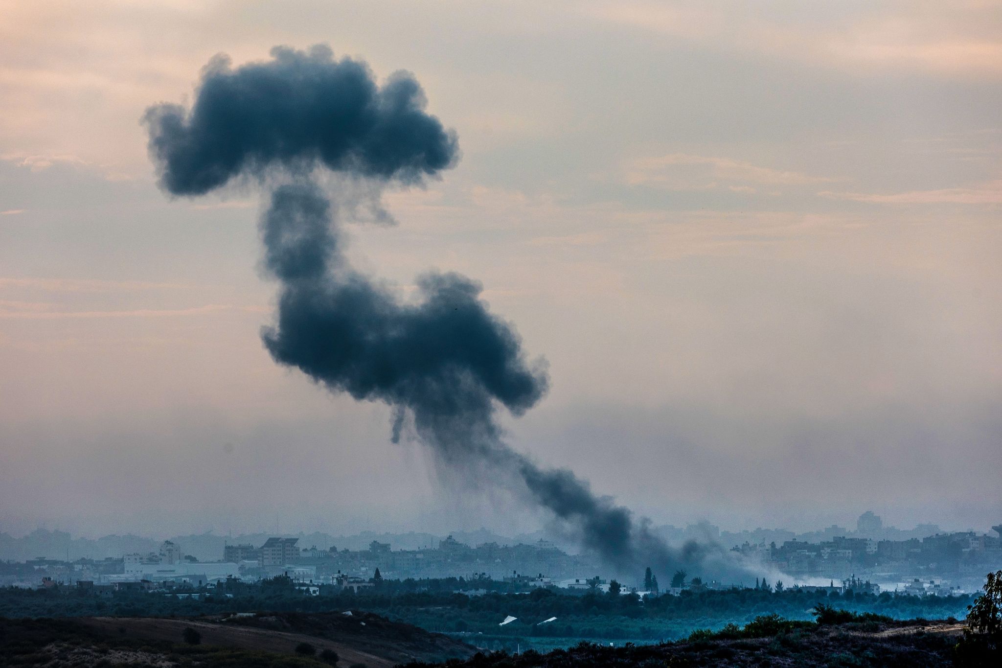Rauch Steigt Nach Einem Israelischen Angriff Aus Dem Gazastreifen Auf.