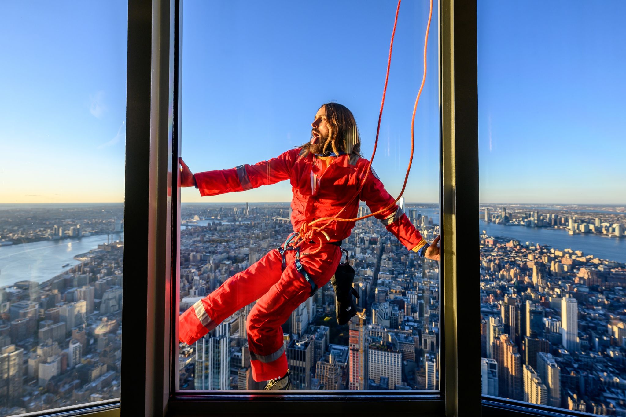US-Schauspieler Jared Leto Klettert Am Empire State Building Hoch.