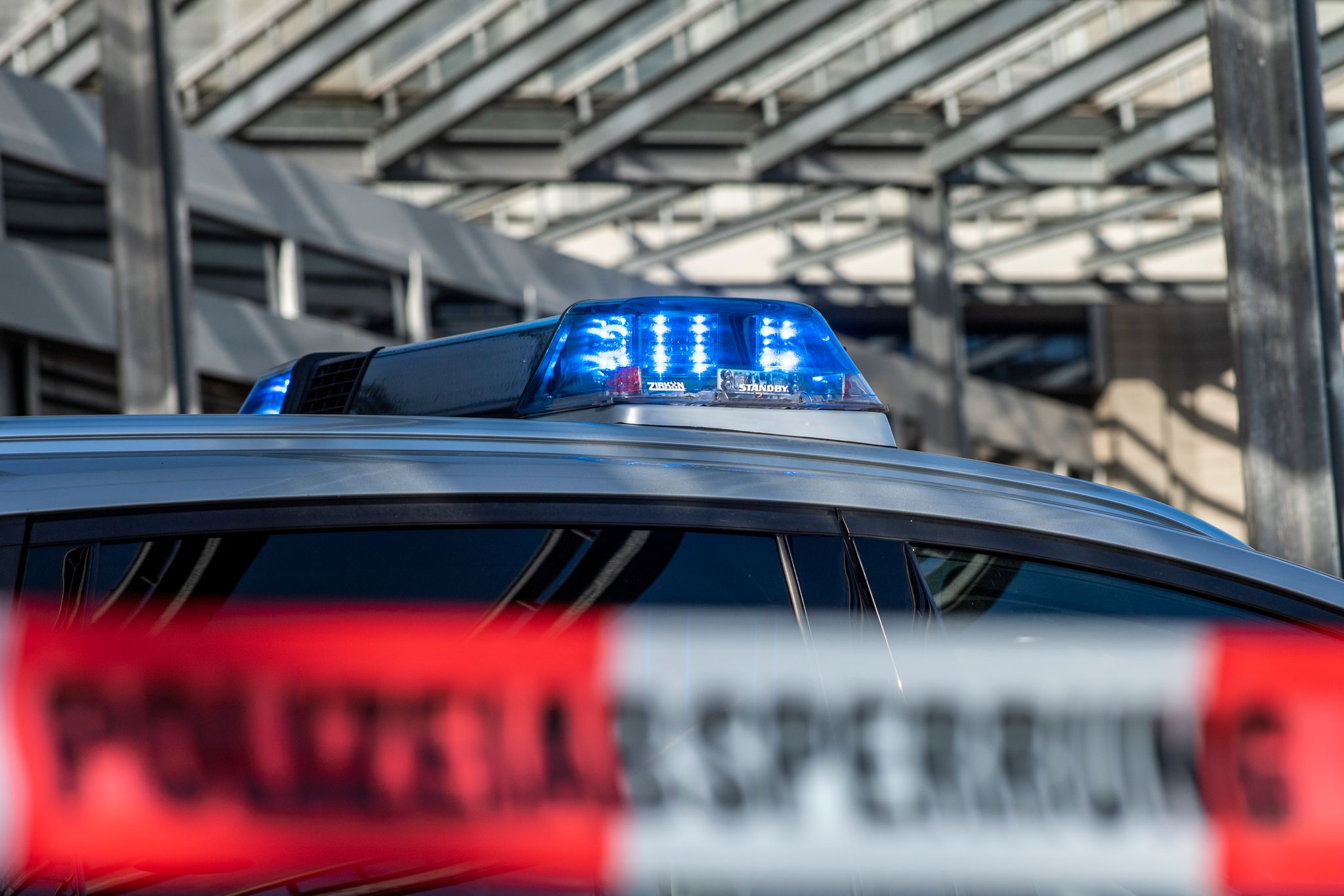 Ein Polizei-Blaulicht Leuchtet über Einem Absperrband Mit Der Aufschrift «Polizeiabsperrung».