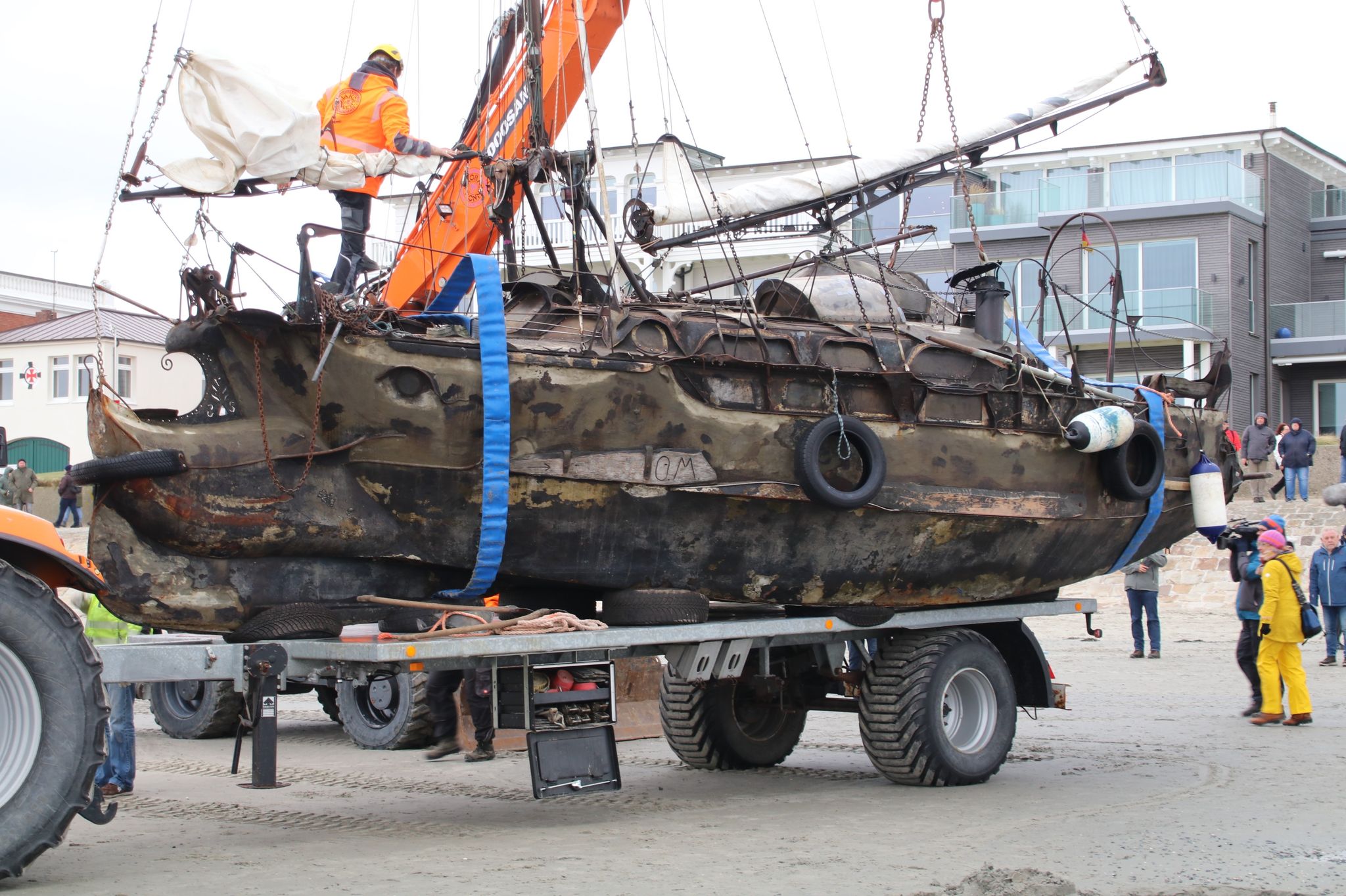 Das Gestrandete Segelschiff «Wibo» Wird Auf Der Insel Norderney Auf Einen Anhänger Verladen.