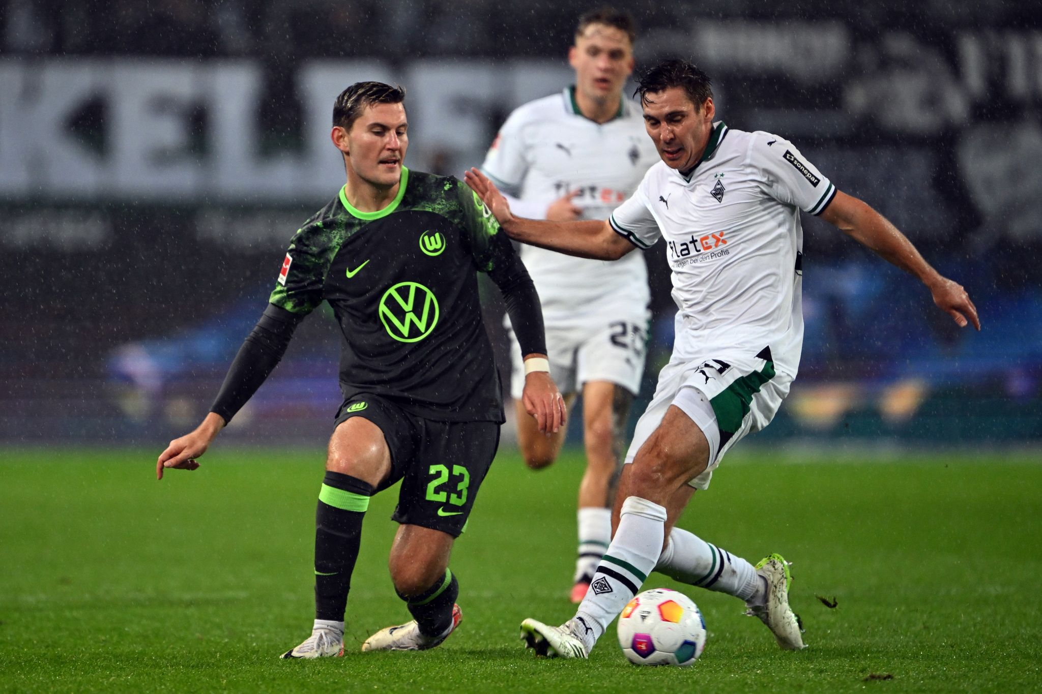 Gladbachs Maximilian Wöber (r) Und Wolfsburgs Jonas Wind Kämpfen Um Den Ball.