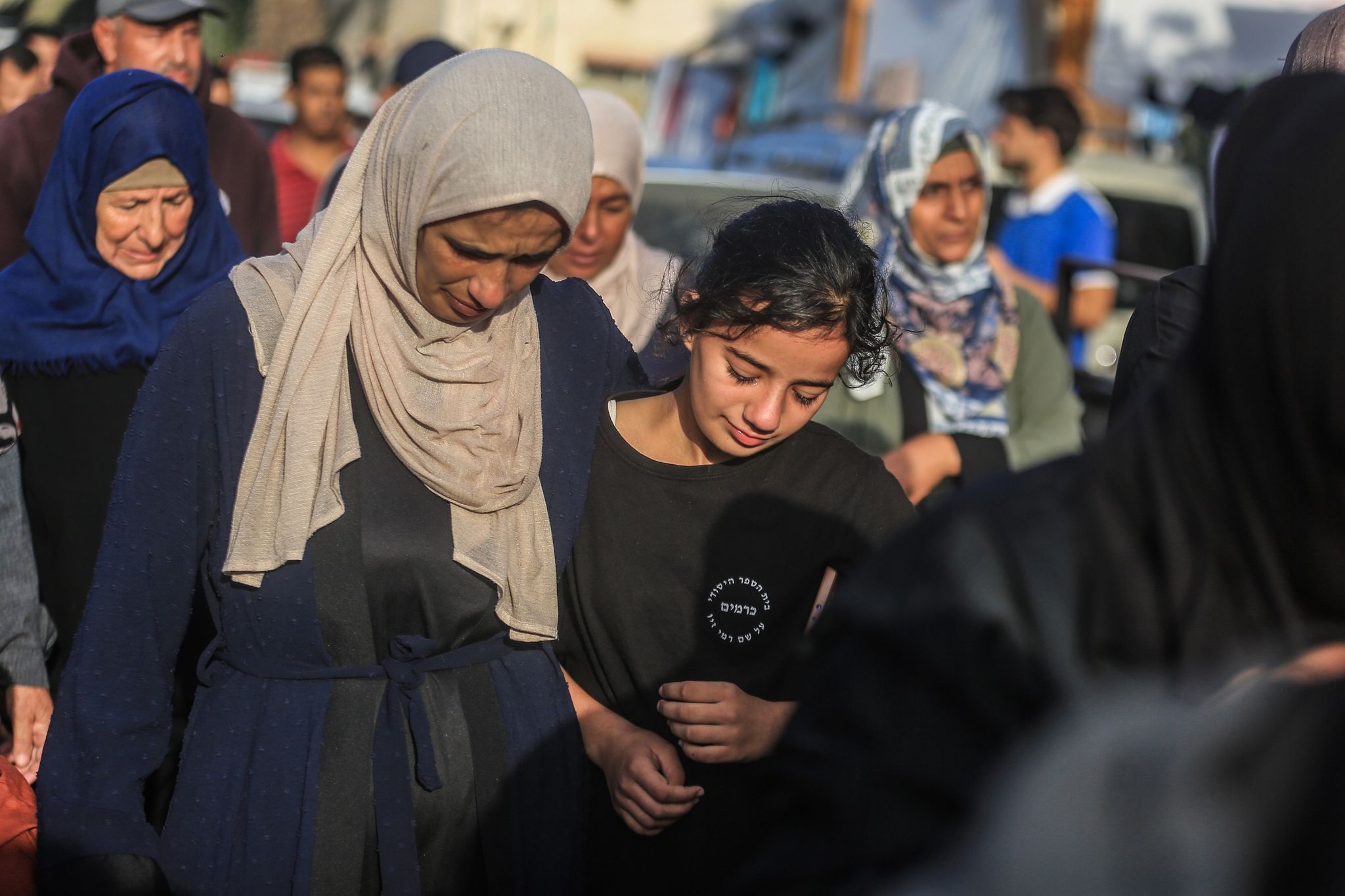 Trauernde Palästinensische Angehörige Vor Einem Krankenhaus Im Gazastreifen.