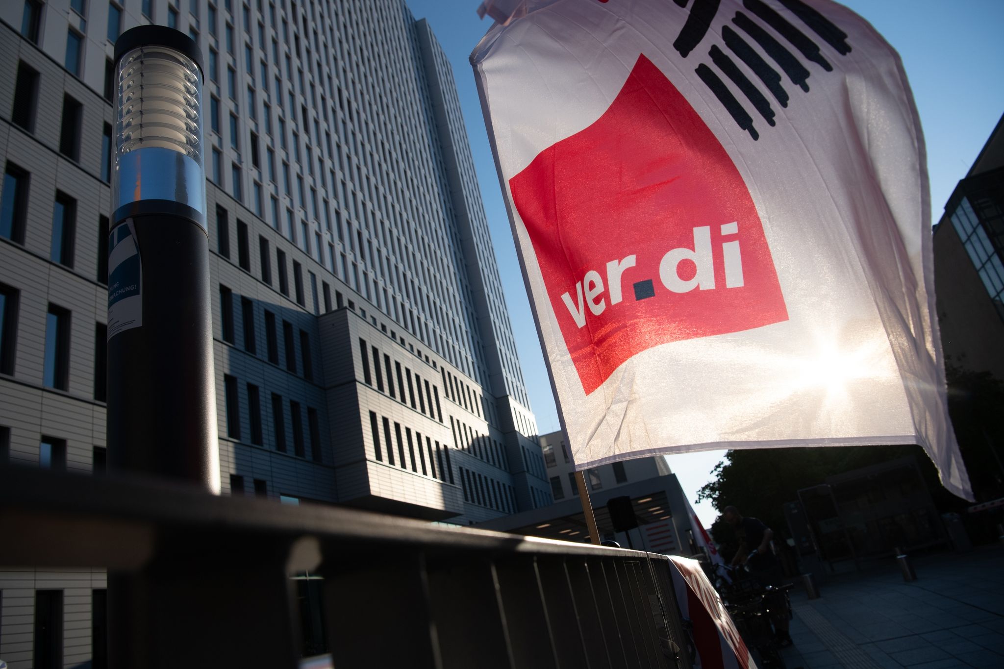 Eine Fahne Von Verdi Weht Bei Einem Warnstreik.