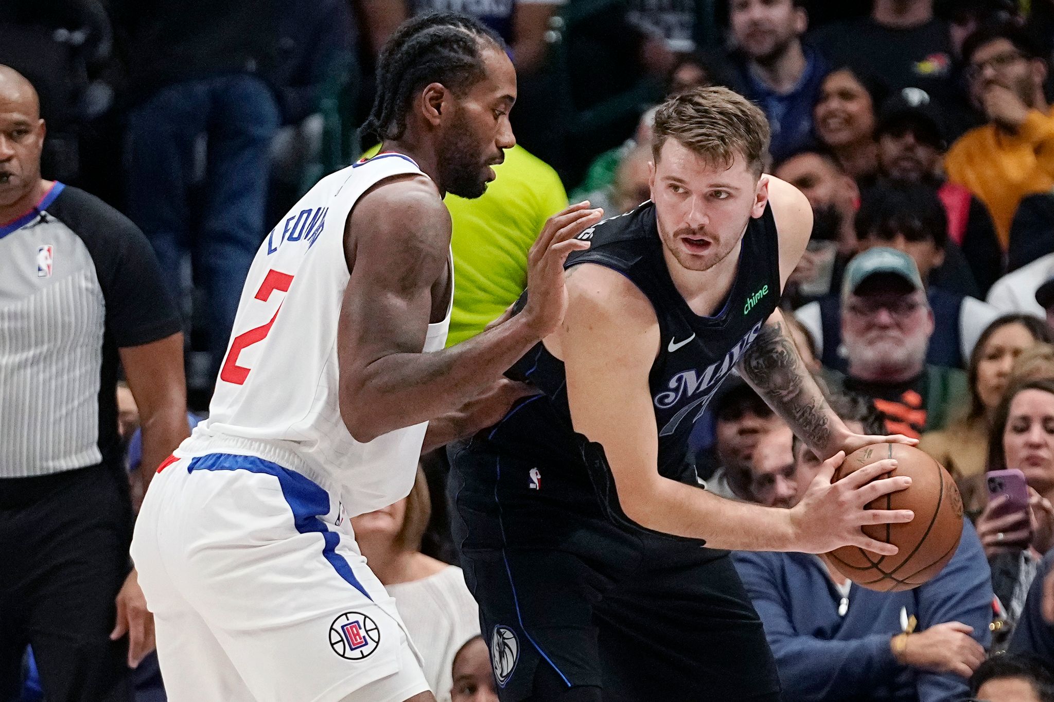 Mavericks-Guard Luka Doncic (r) Im Zweikampf Mit Clippers-Forward Kawhi Leonard.