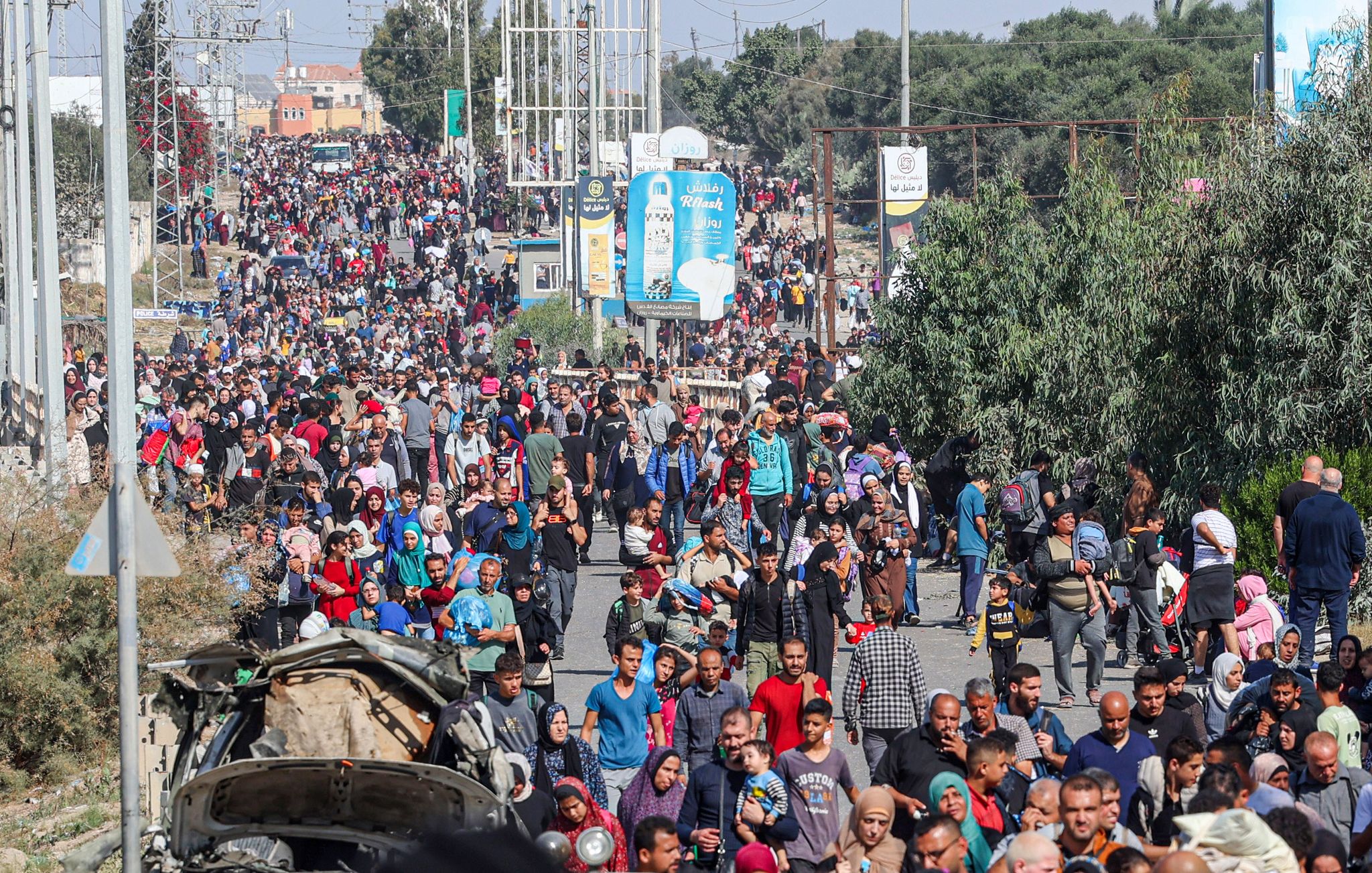 Palästinensische Familien Fliehen Aus Gaza-Stadt Und Anderen Teilen Des Nördlichen Gazastreifens In Richtung Der Südlichen Gebiete.