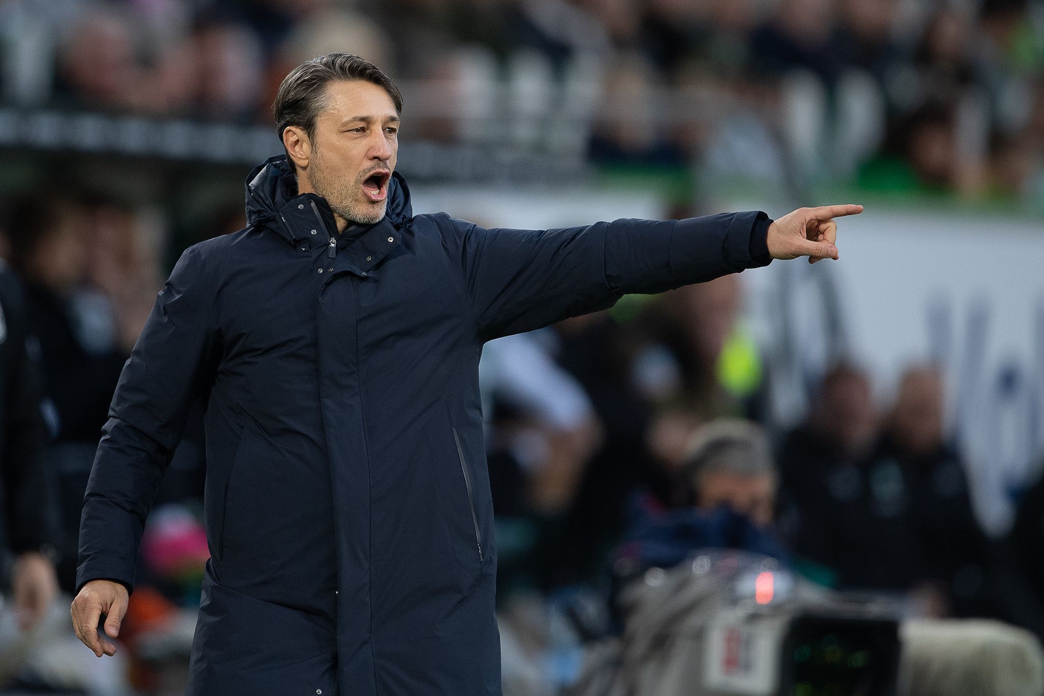 Wolfsburgs Trainer Niko Kovac Gestikuliert.
