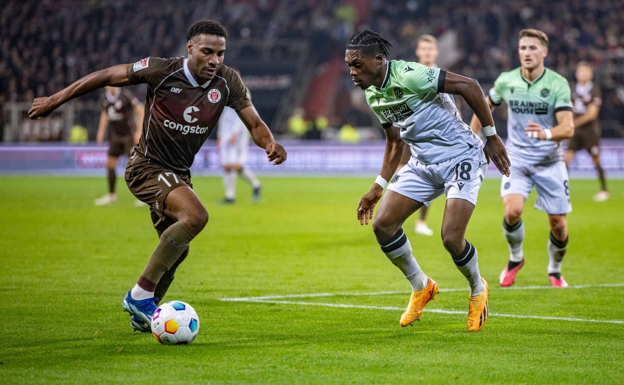 St. Paulis Oladapo Afolayan (l) Und Hannovers Derrick Arthur Köhn Kämpfen Um Den Ball.