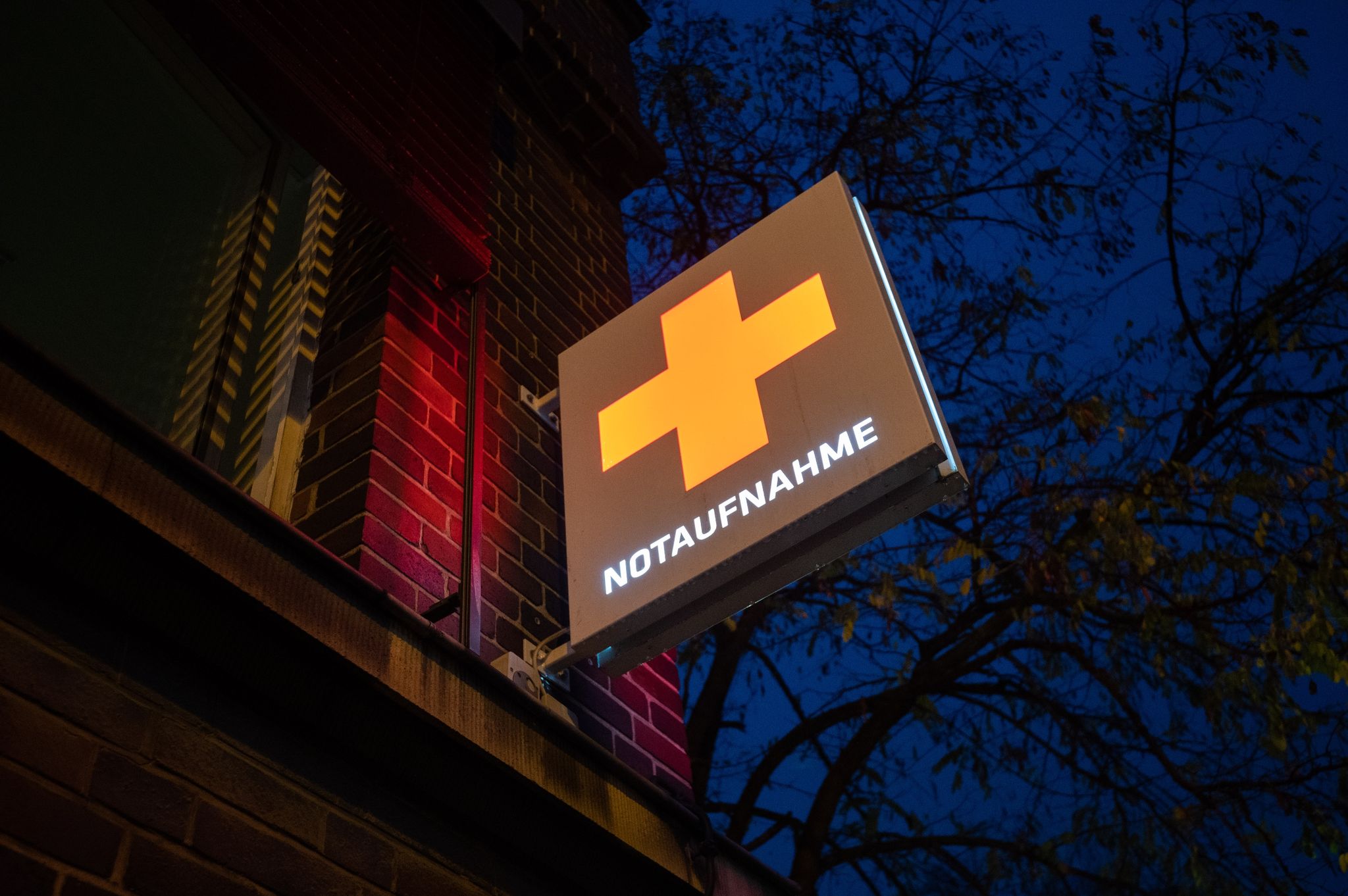 Ein Schild Mit Der Aufschrift "Notaufnahme" Hängt An Einem Krankenhaus.