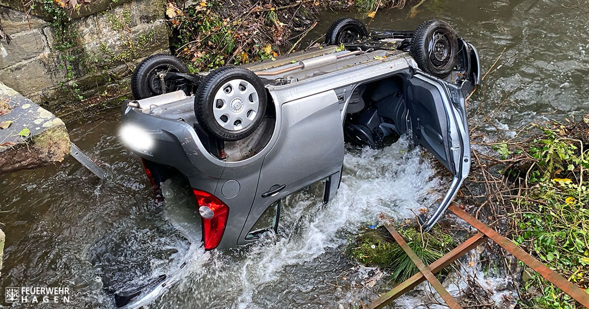 Ein Auto Liegt Im Fluss Volme. Der Wagen War Von Der Straße Abgekommen Und Hatte Ein Geländer Durchbrochen.