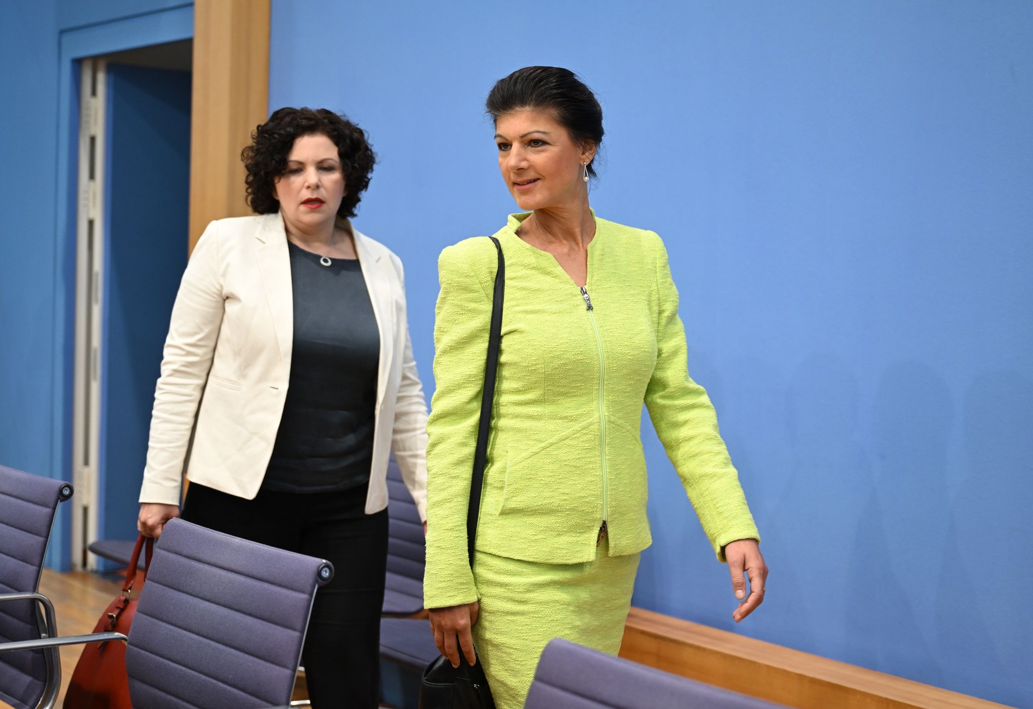 Die Ehemalige Linken-Vorsitzende Amira Mohamed Ali (l) Und Die Politikerin Sahra Wagenknecht.