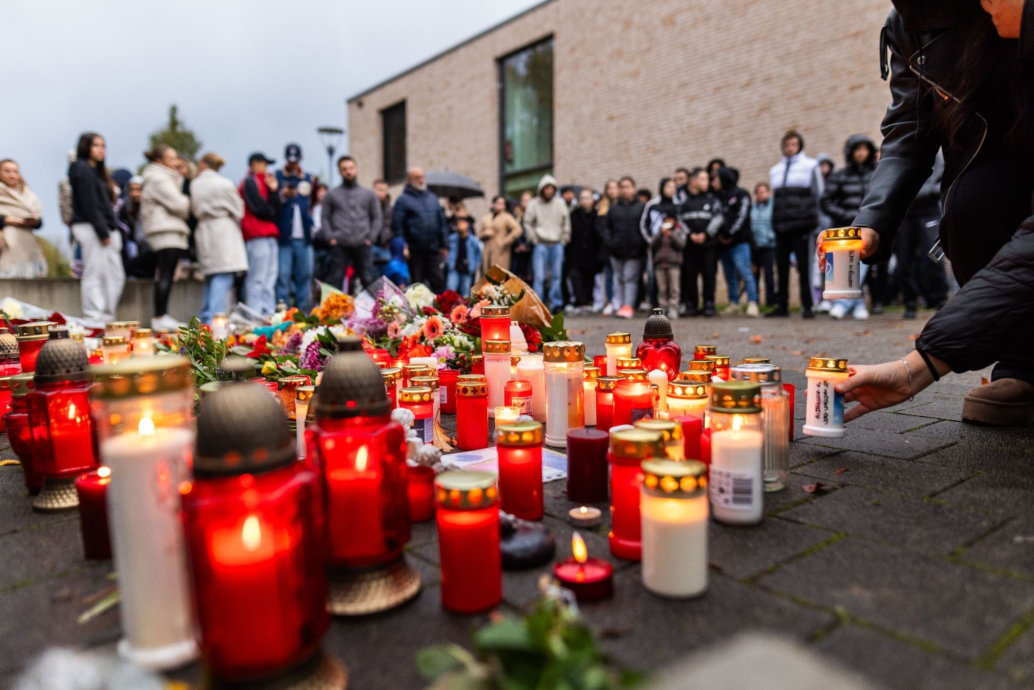 Stilles Gedenken: Am Donnerstag Hatte In Einer Offenburger Schule Ein Schüler Auf Einen Anderen Geschossen, Das Opfer Ist Später Seinen Verletzungen Erlegen.