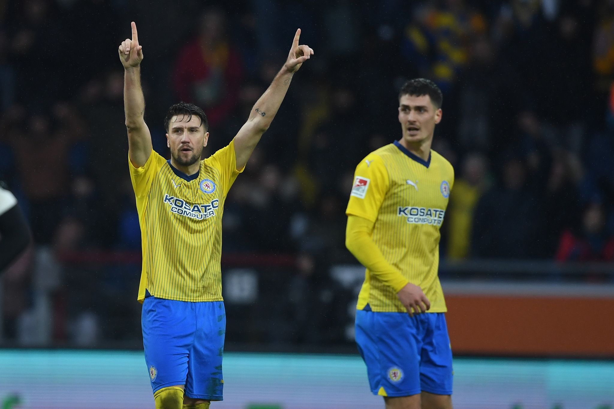 Braunschweigs Ermin Bicakcic Jubelt Nach Dem Schlusspfiff.